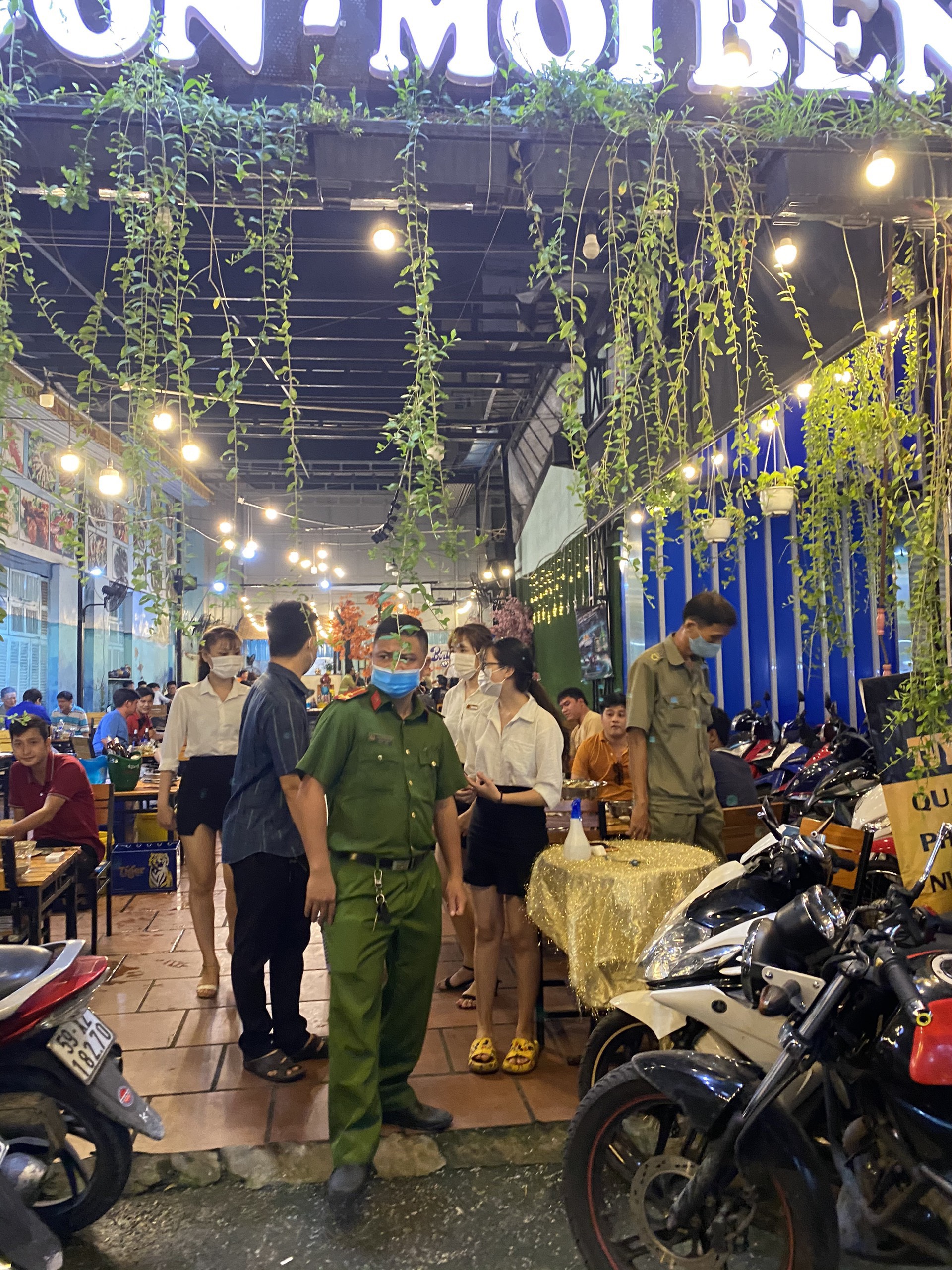 TP Thủ Đức xử phạt 191 trường hợp không đeo khẩu trang với số tiền 382 triệu đồng - Ảnh 4.