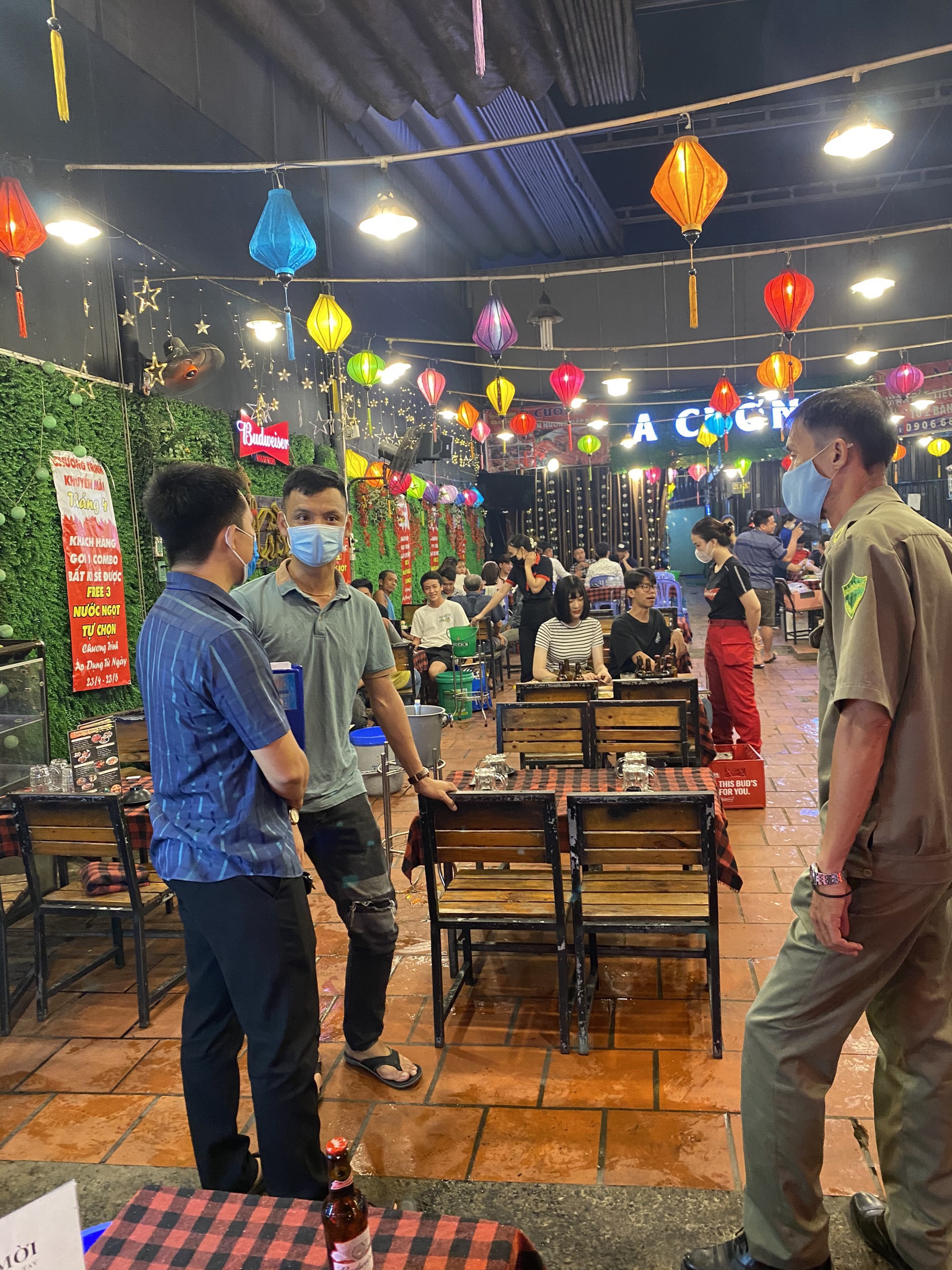 TP Thủ Đức xử phạt 191 trường hợp không đeo khẩu trang với số tiền 382 triệu đồng - Ảnh 5.