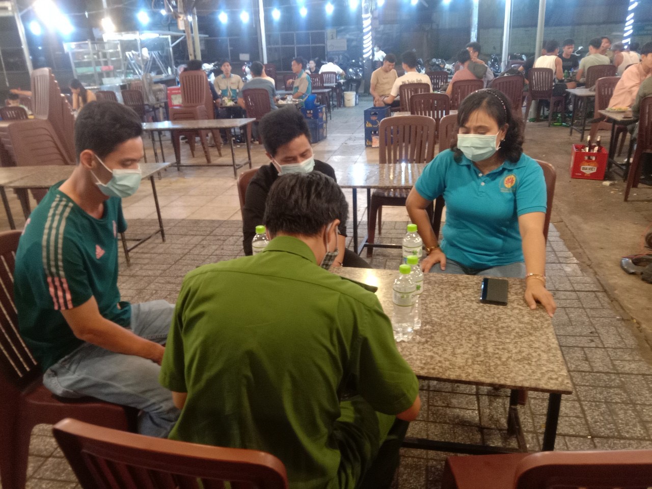 TP Thủ Đức xử phạt 191 trường hợp không đeo khẩu trang với số tiền 382 triệu đồng - Ảnh 7.