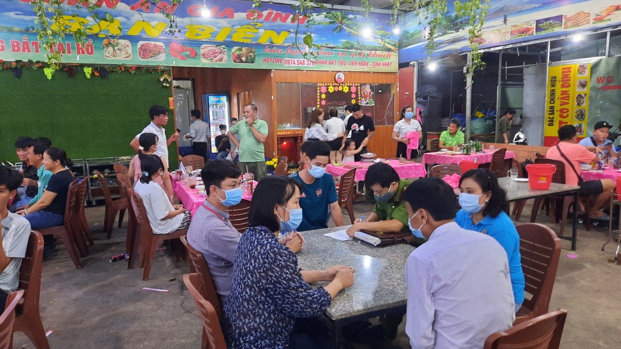 TP Thủ Đức xử phạt 191 trường hợp không đeo khẩu trang với số tiền 382 triệu đồng