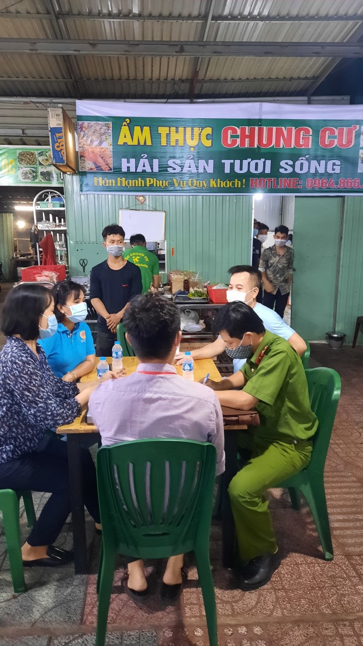 TP Thủ Đức xử phạt 191 trường hợp không đeo khẩu trang với số tiền 382 triệu đồng - Ảnh 9.