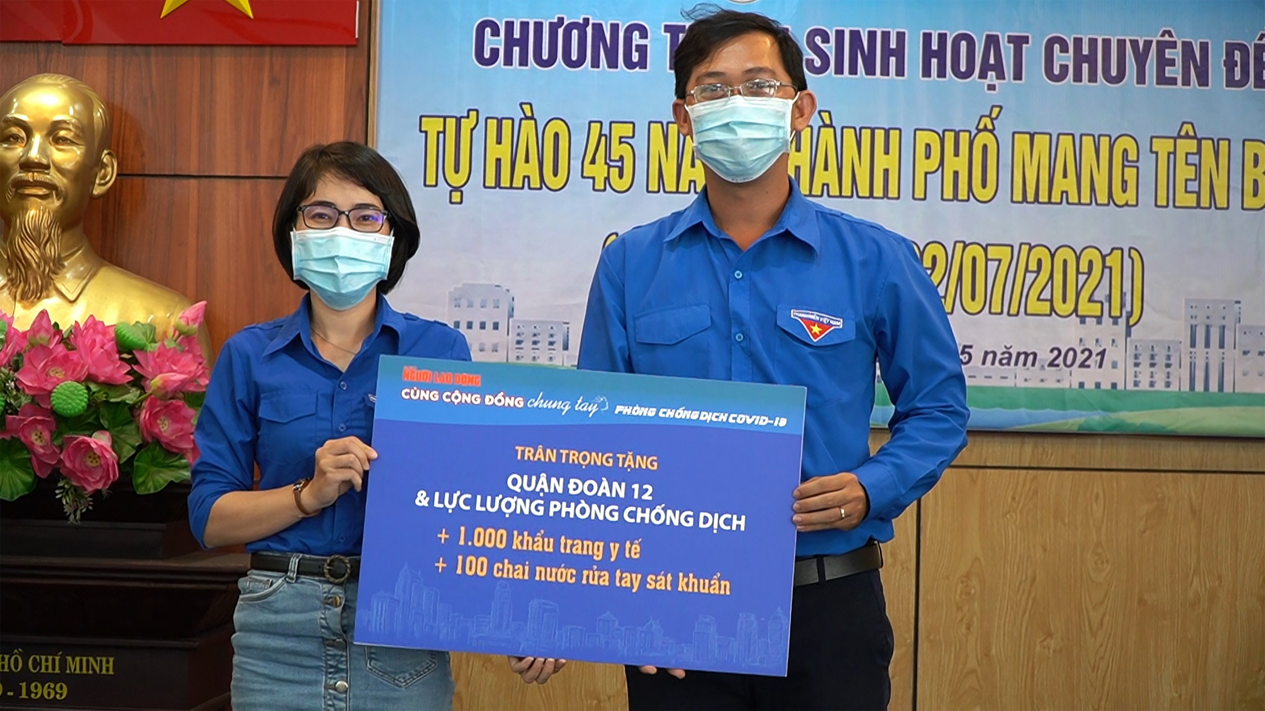 Báo Người Lao Động tặng cờ Tổ quốc, khẩu trang, nước rửa tay phòng dịch Covid-19 tại quận 12 - Ảnh 4.