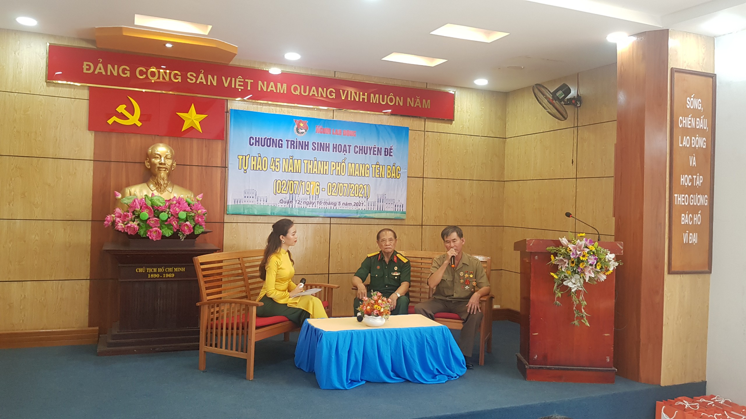 Báo Người Lao Động tặng cờ Tổ quốc, khẩu trang, nước rửa tay phòng dịch Covid-19 tại quận 12 - Ảnh 1.