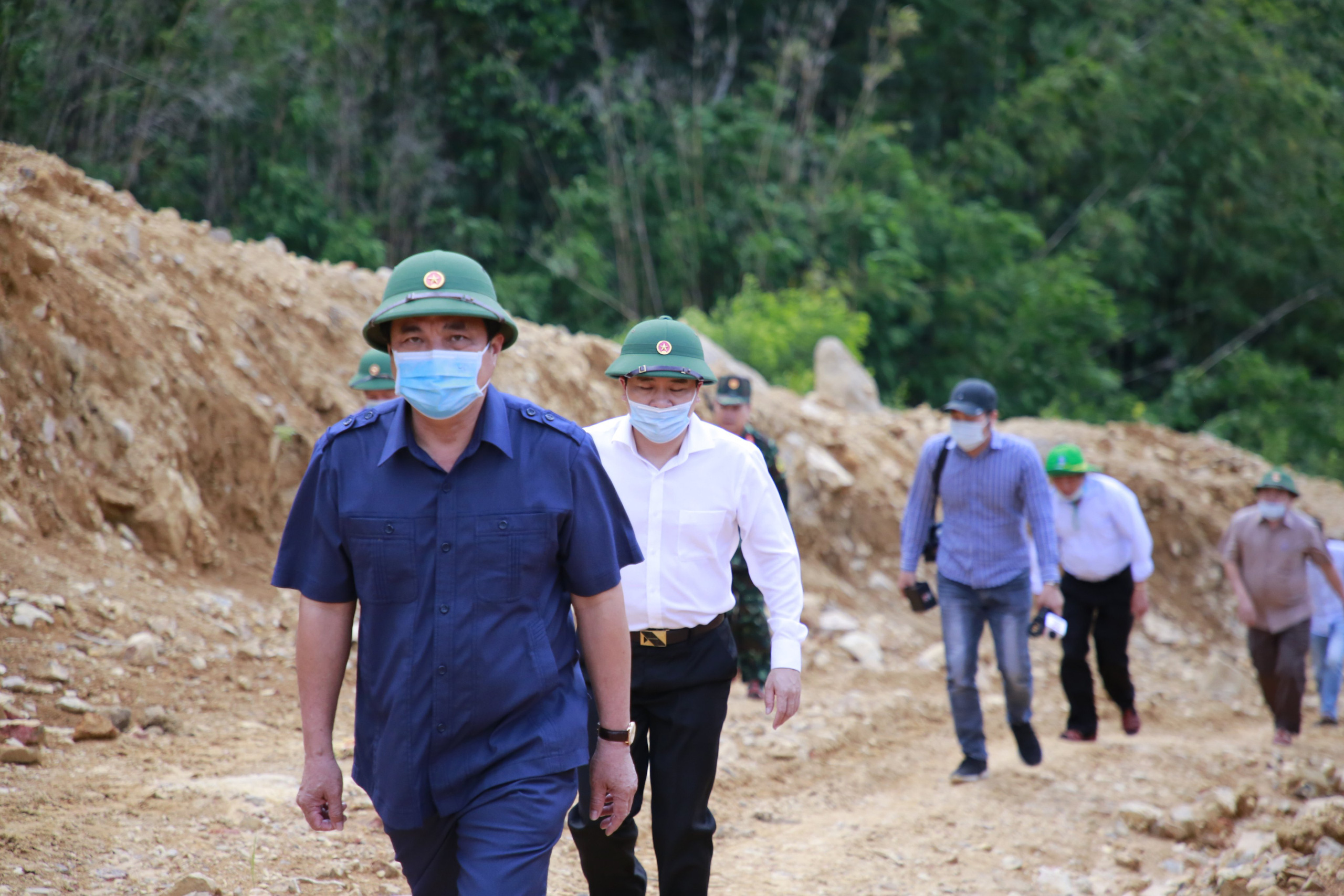 Lãnh đạo Quảng Nam băng rừng thăm chốt kiểm soát dịch tại biên giới - Ảnh 1.