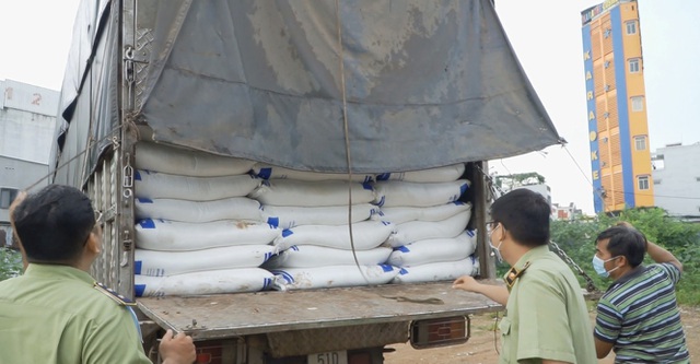 Tạm giữ 140 tấn đường cát không rõ nguồn gốc ở cửa ngõ TP HCM