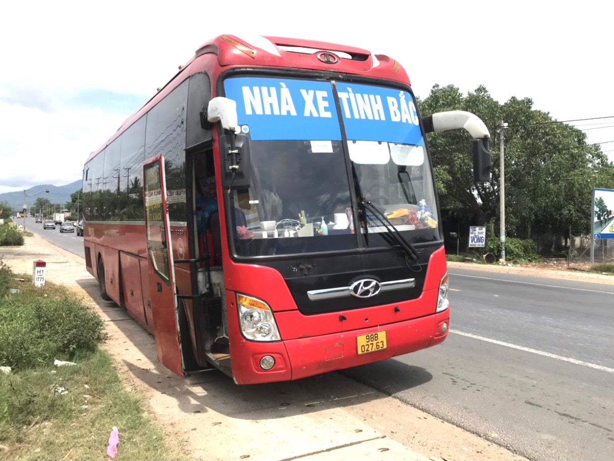 CLIP: Bất ngờ thấy 5 người Trung Quốc nằm trong khoang h&agrave;nh l&yacute; xe kh&aacute;ch - Ảnh 4.