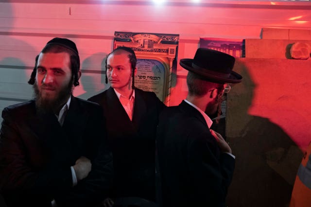 Israel: Sập kh&aacute;n đ&agrave;i gi&aacute;o đường, gần 170 người thương vong - Ảnh 3.