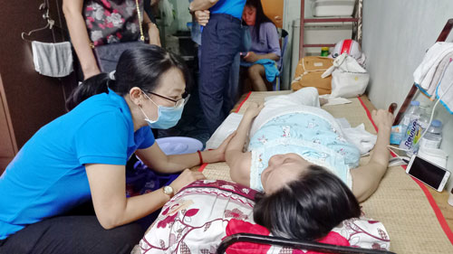 Chia sẻ khó khăn với người lao động nghèo