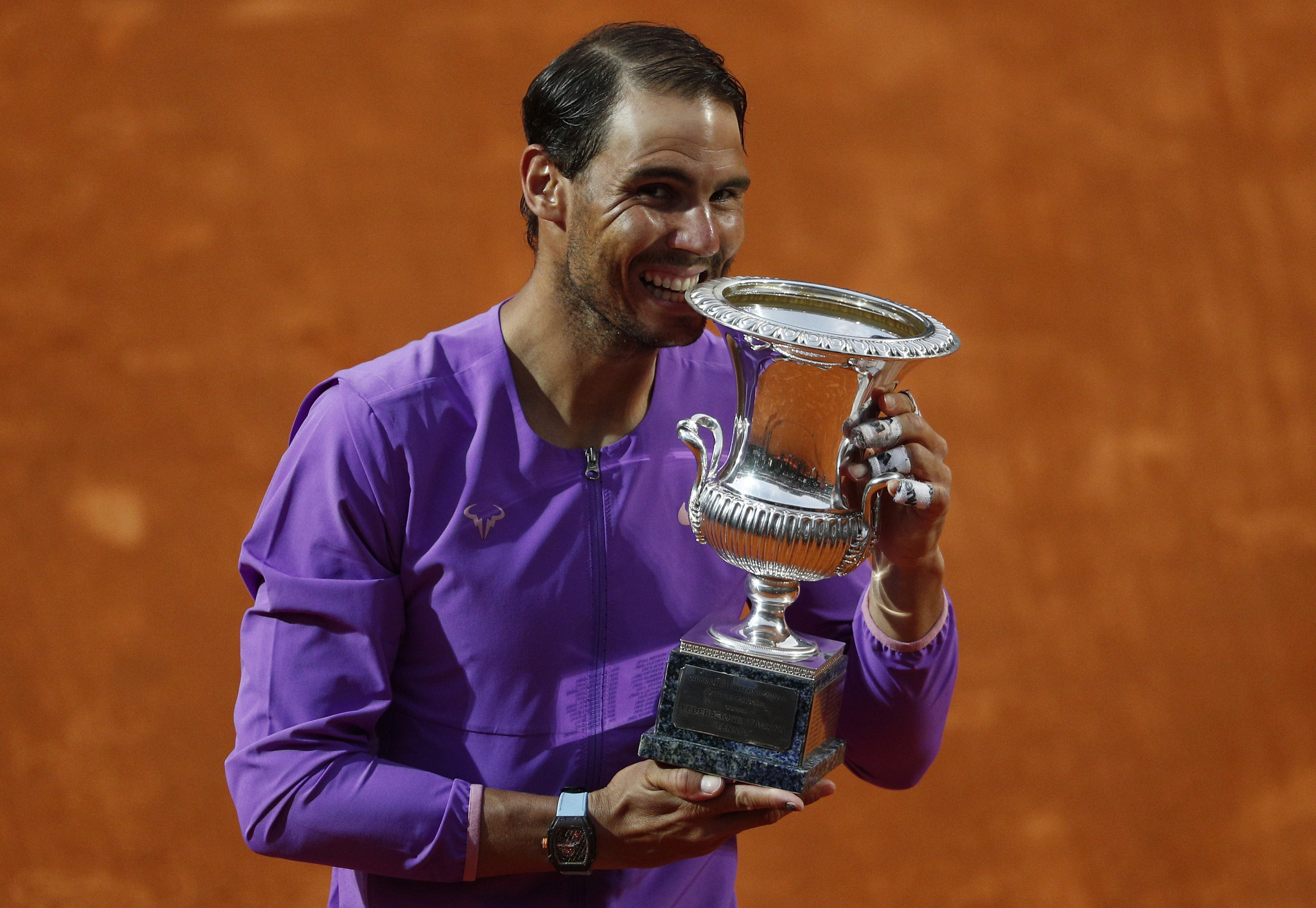 Rafael Nadal vượt mặt Roger Federer