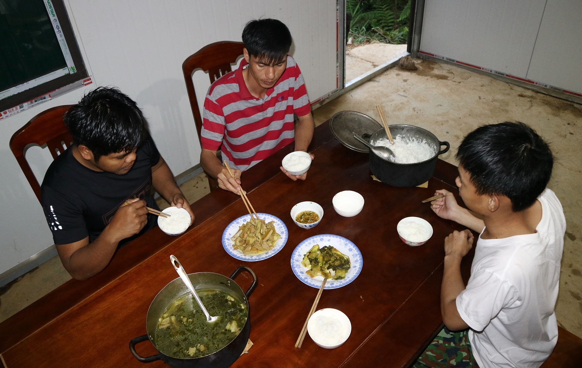 Cắm chốt c&ugrave;ng l&iacute;nh bi&ecirc;n ph&ograve;ng: Nơi nắng như nung, gi&oacute; như rang - Ảnh 5.