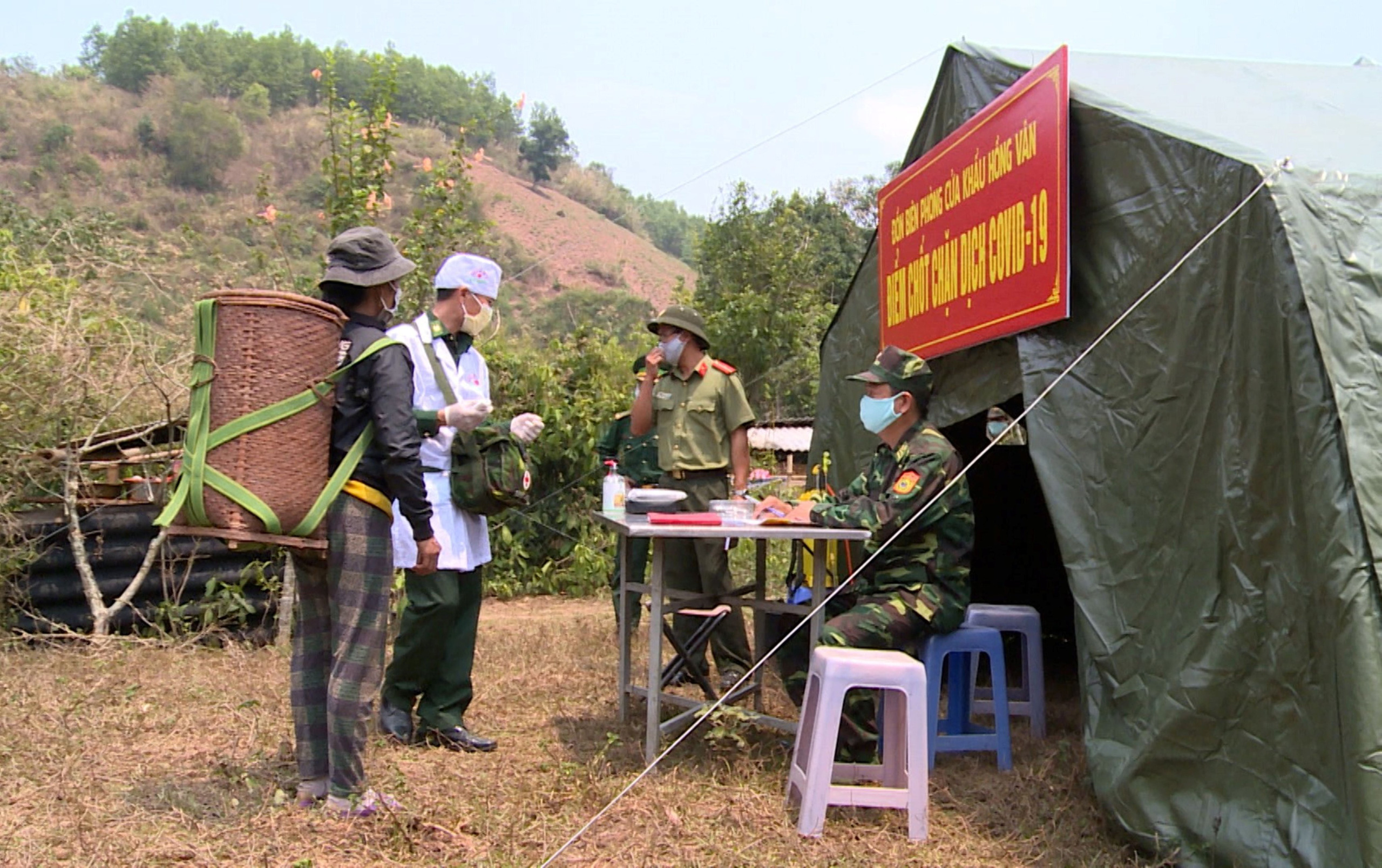 Cắm chốt c&ugrave;ng l&iacute;nh bi&ecirc;n ph&ograve;ng: Nơi nắng như nung, gi&oacute; như rang - Ảnh 6.