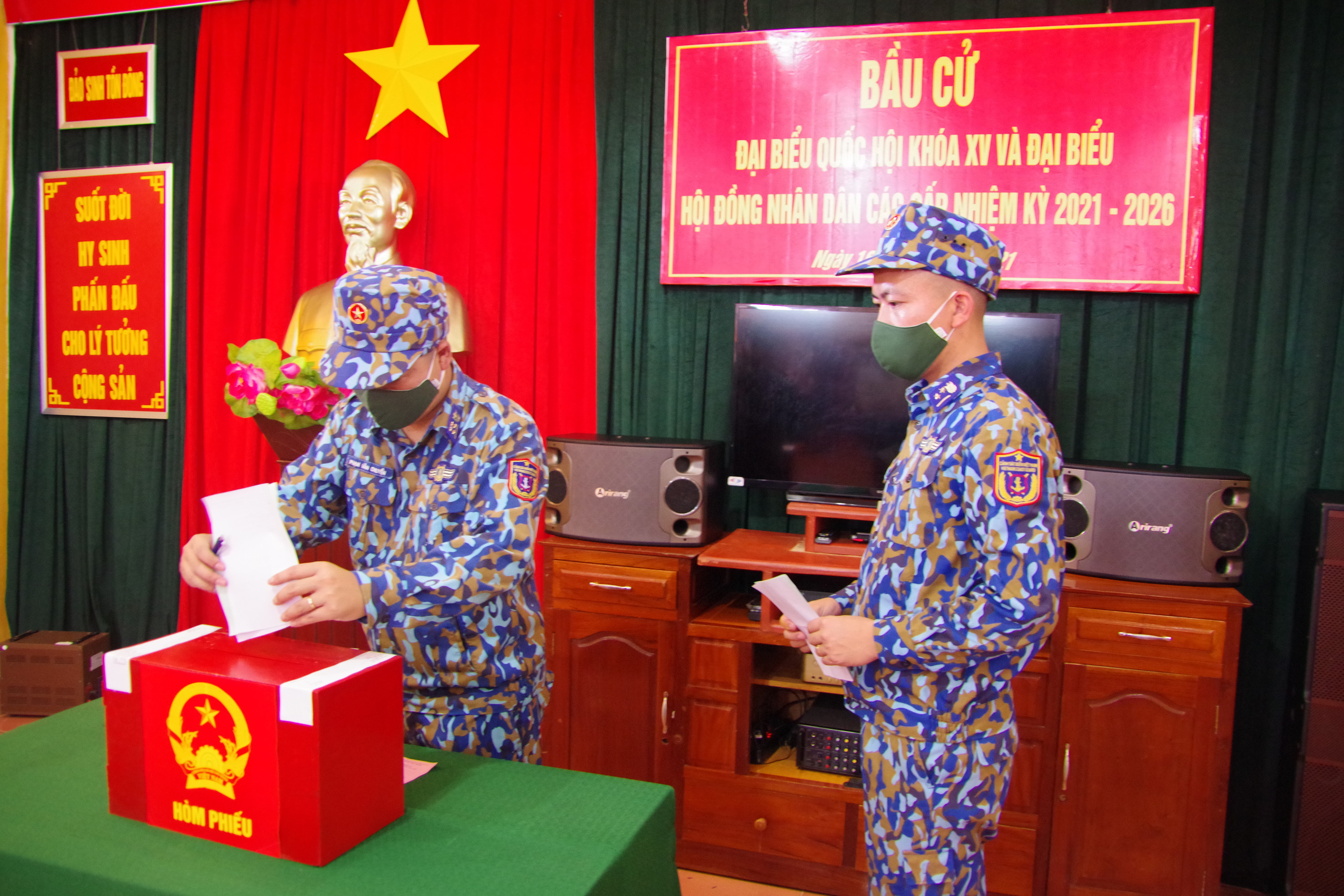 Tàu Cảnh sát biển 8002 tham gia bầu cử sớm ở Trường Sa