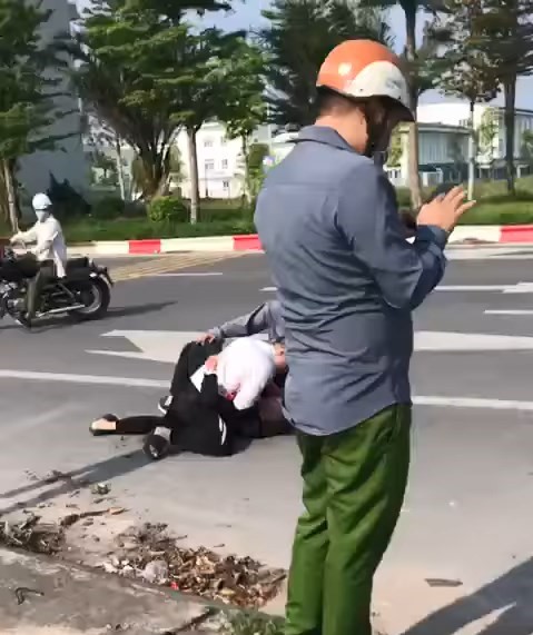 Kỷ luật đại uý công an đứng nhìn người dân bắt tên cướp taxi cực kỳ nguy hiểm - Ảnh 3.