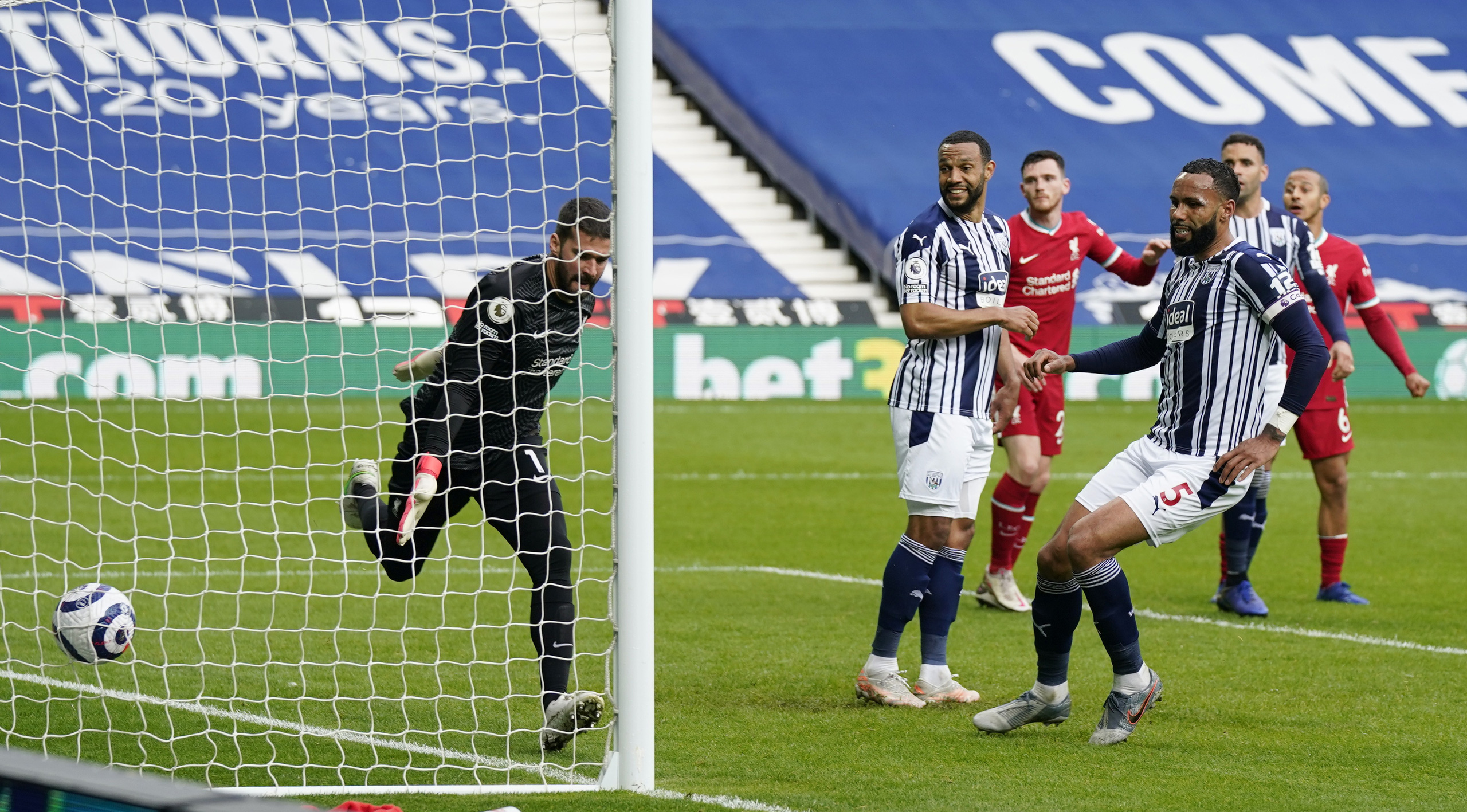Ngỡ ng&agrave;ng người nhện Alisson ghi b&agrave;n, cứu cả m&ugrave;a giải Liverpool - Ảnh 4.