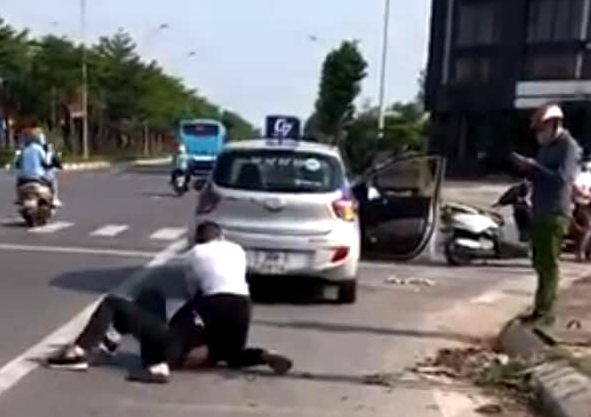 Tìm 1 người dân để khen thưởng trong vụ đại uý công an đứng nhìn tài xế taxi bắt cướp