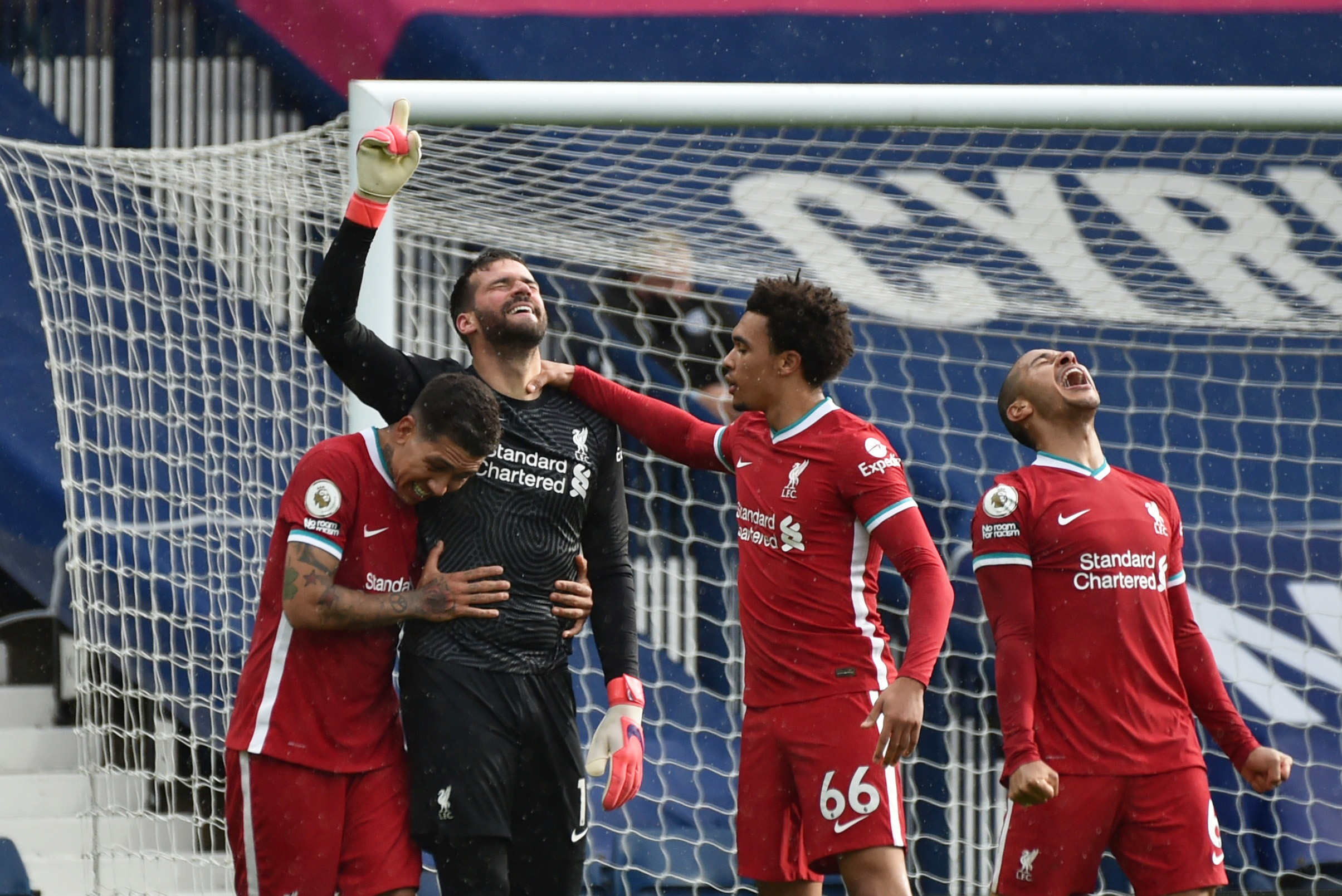 Ngỡ ngàng "người nhện" Alisson ghi bàn, cứu cả mùa giải Liverpool