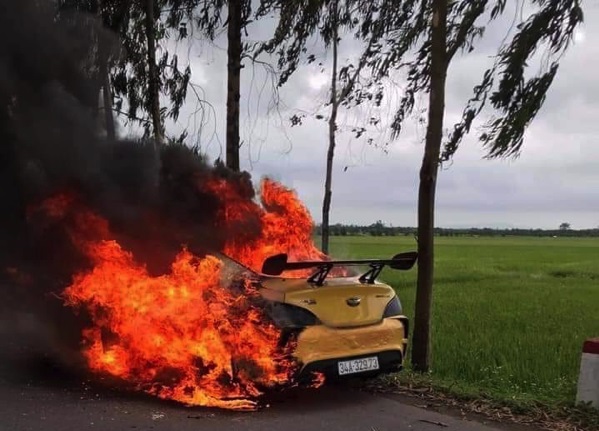 Xế hộp bất ngờ bốc cháy dữ dội khi đang chạy, tài xế bung cửa thoát thân