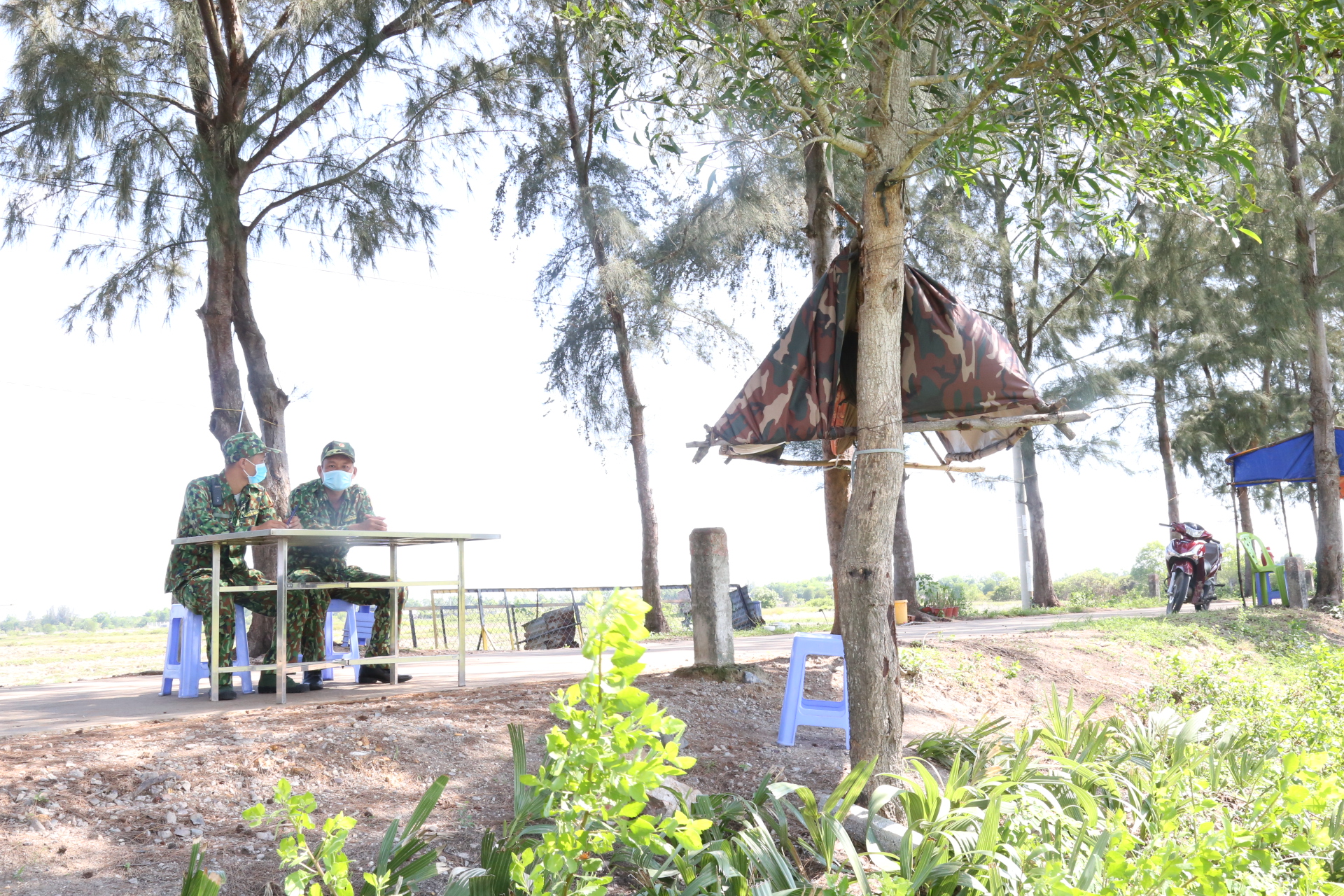 Quỹ Từ thiện Kim Oanh tặng qu&agrave; cho lực lượng tuyến đầu chống dịch - Ảnh 1.