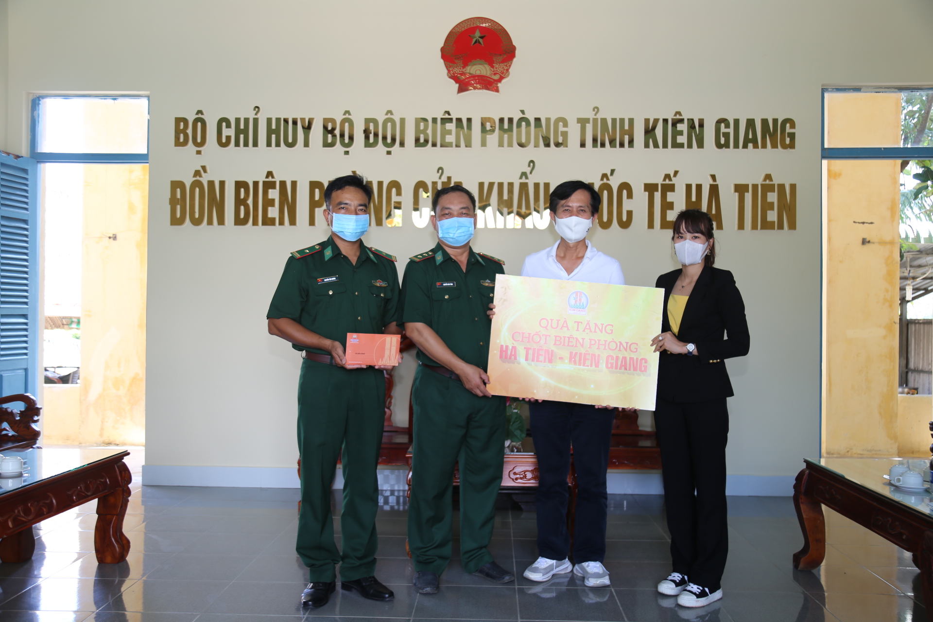 Quỹ Từ thiện Kim Oanh tặng quà cho lực lượng tuyến đầu chống dịch