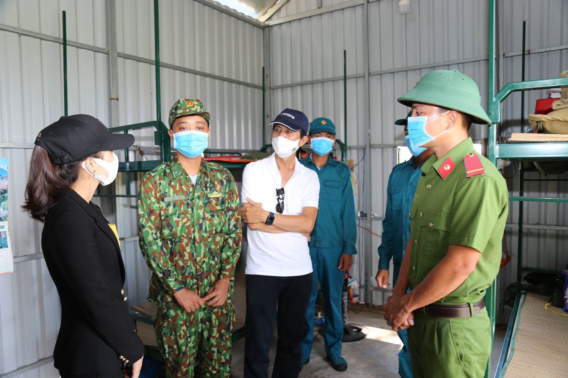 Quỹ Từ thiện Kim Oanh tặng qu&agrave; cho lực lượng tuyến đầu chống dịch - Ảnh 4.