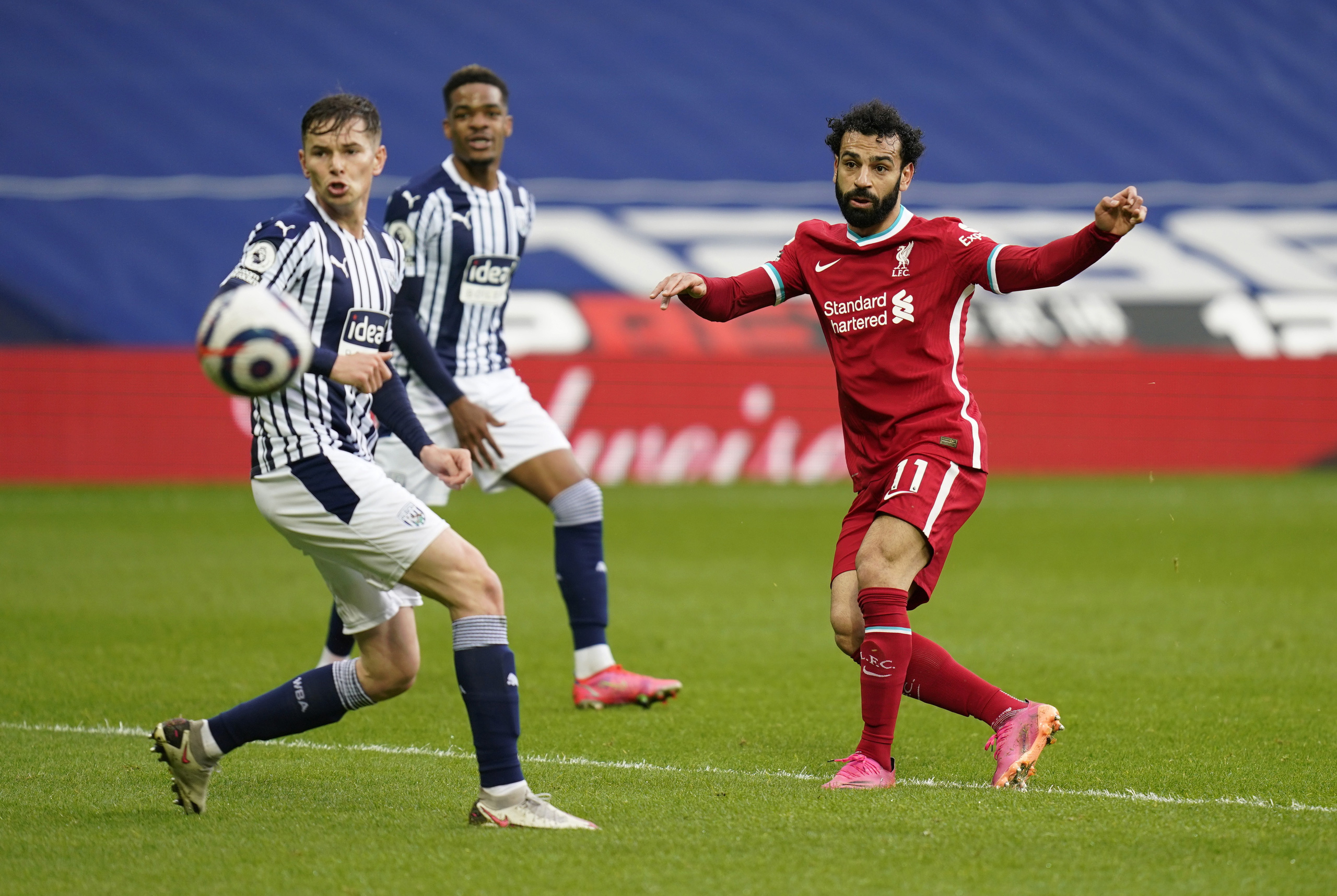 Ngỡ ng&agrave;ng người nhện Alisson ghi b&agrave;n, cứu cả m&ugrave;a giải Liverpool - Ảnh 3.