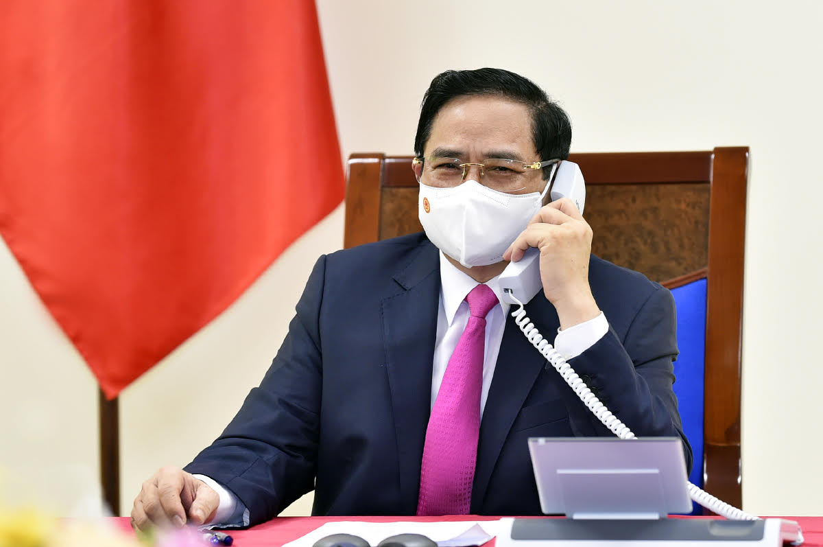 Thủ tướng Phạm Minh Chính điện đàm với Thủ tướng Nhật Bản Suga Yoshihide
