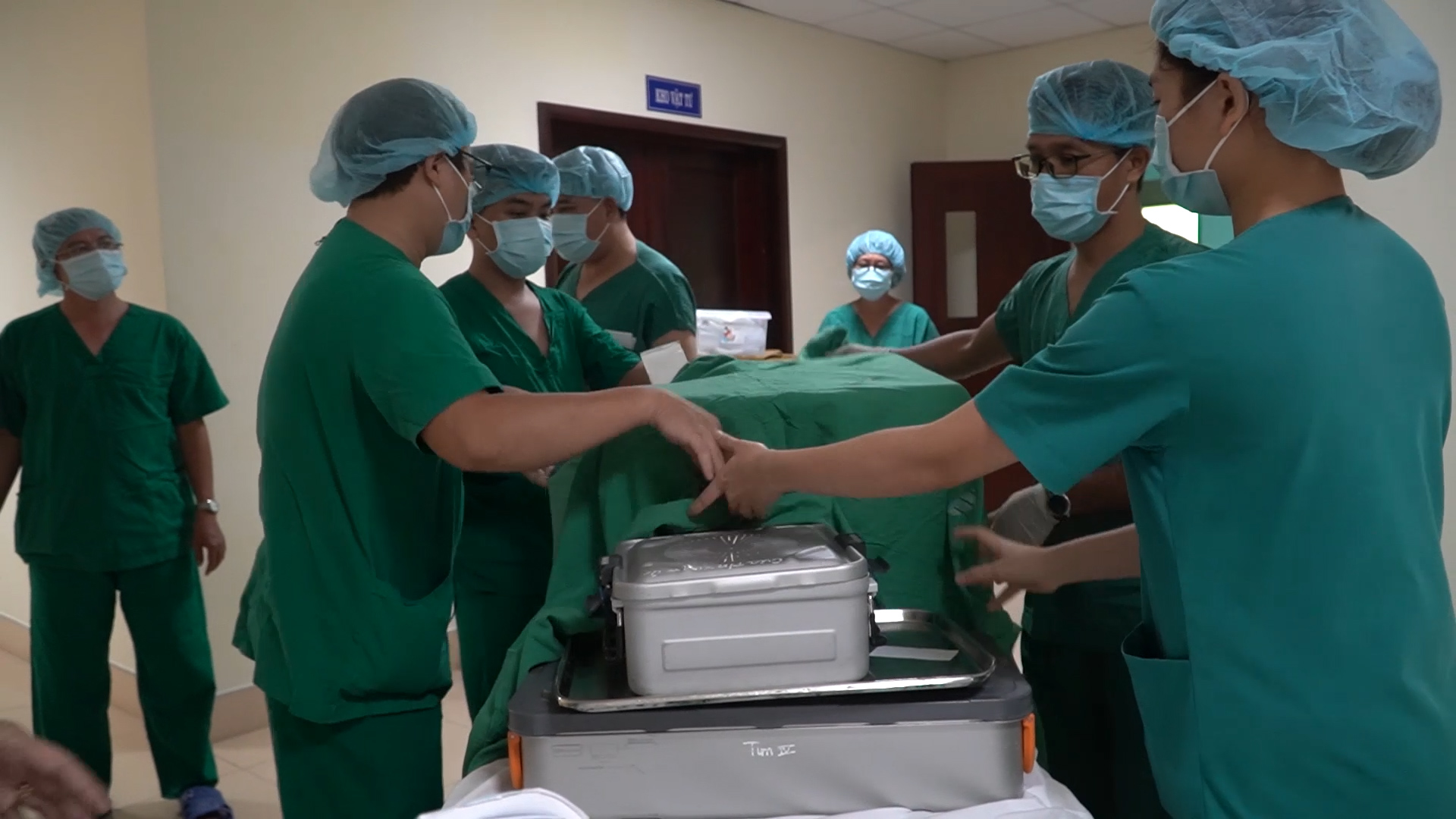Trái tim, gan, thận được chuyển từ Vũng Tàu đến TP HCM trong 55 phút nhờ công an dẫn đường - Ảnh 1.