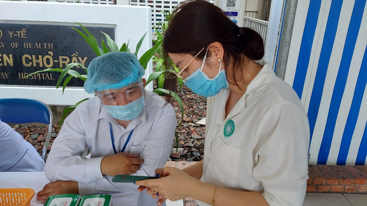 Mua thuốc trị bệnh đường hô hấp tại cửa hàng phải khai báo y tế để phòng Covid-19