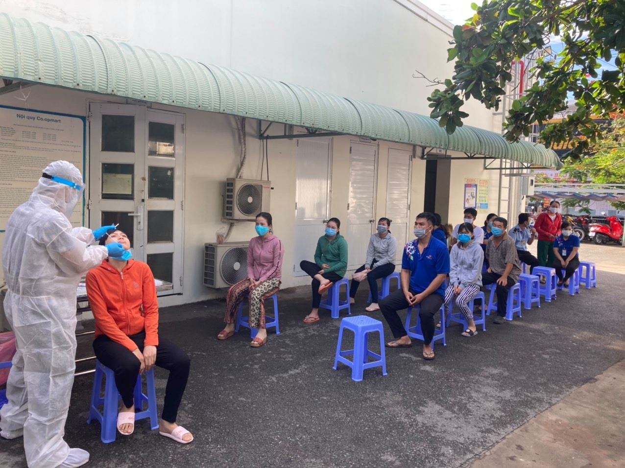 Mẹ, vợ và 2 con của người đàn ông mắc Covid-19 ở TP Thủ Đức âm tính lần 1