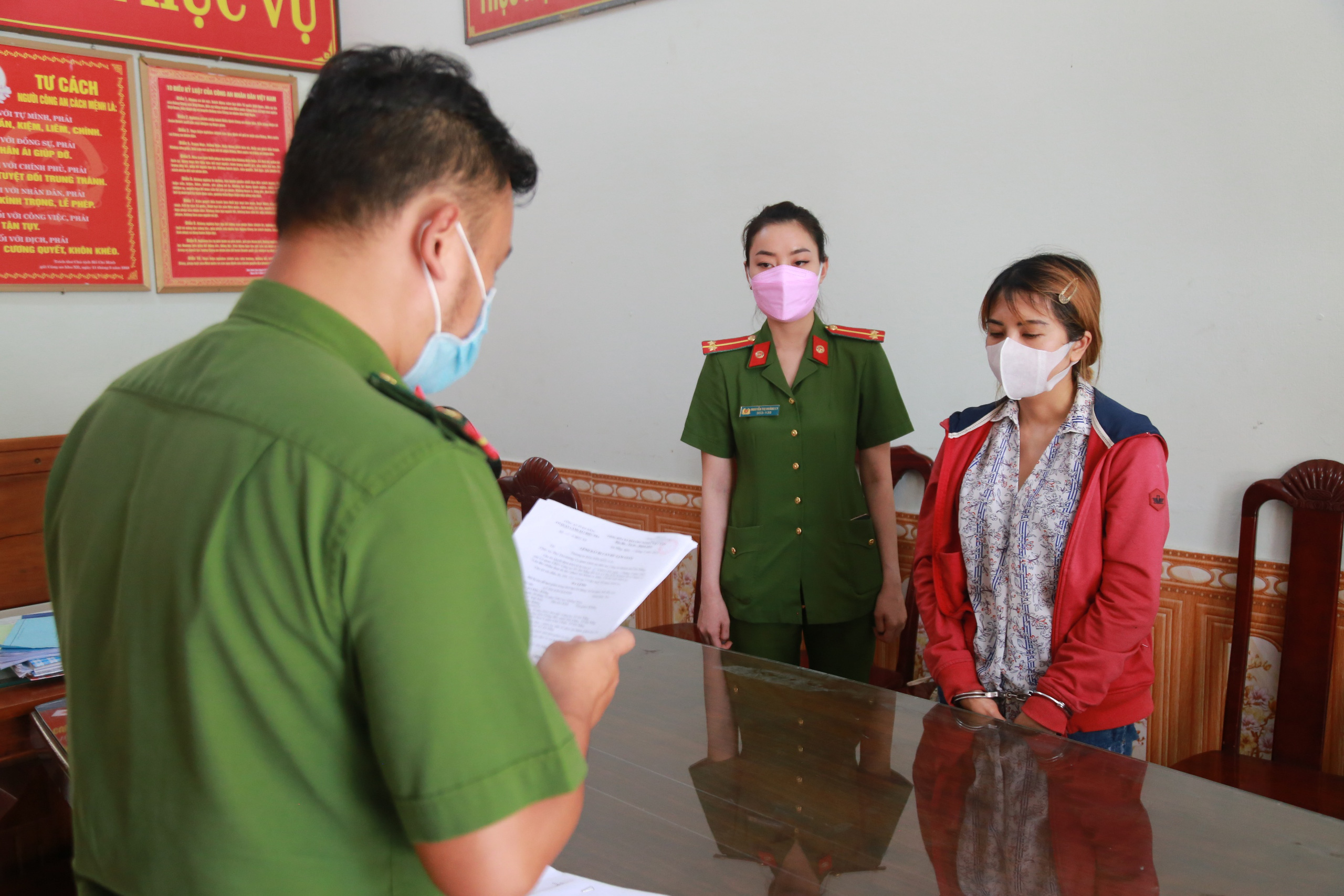 Một nữ gi&aacute;m đốc quan hệ kh&aacute;ch h&agrave;ng lừa đảo hơn 15 tỉ đồng - Ảnh 1.