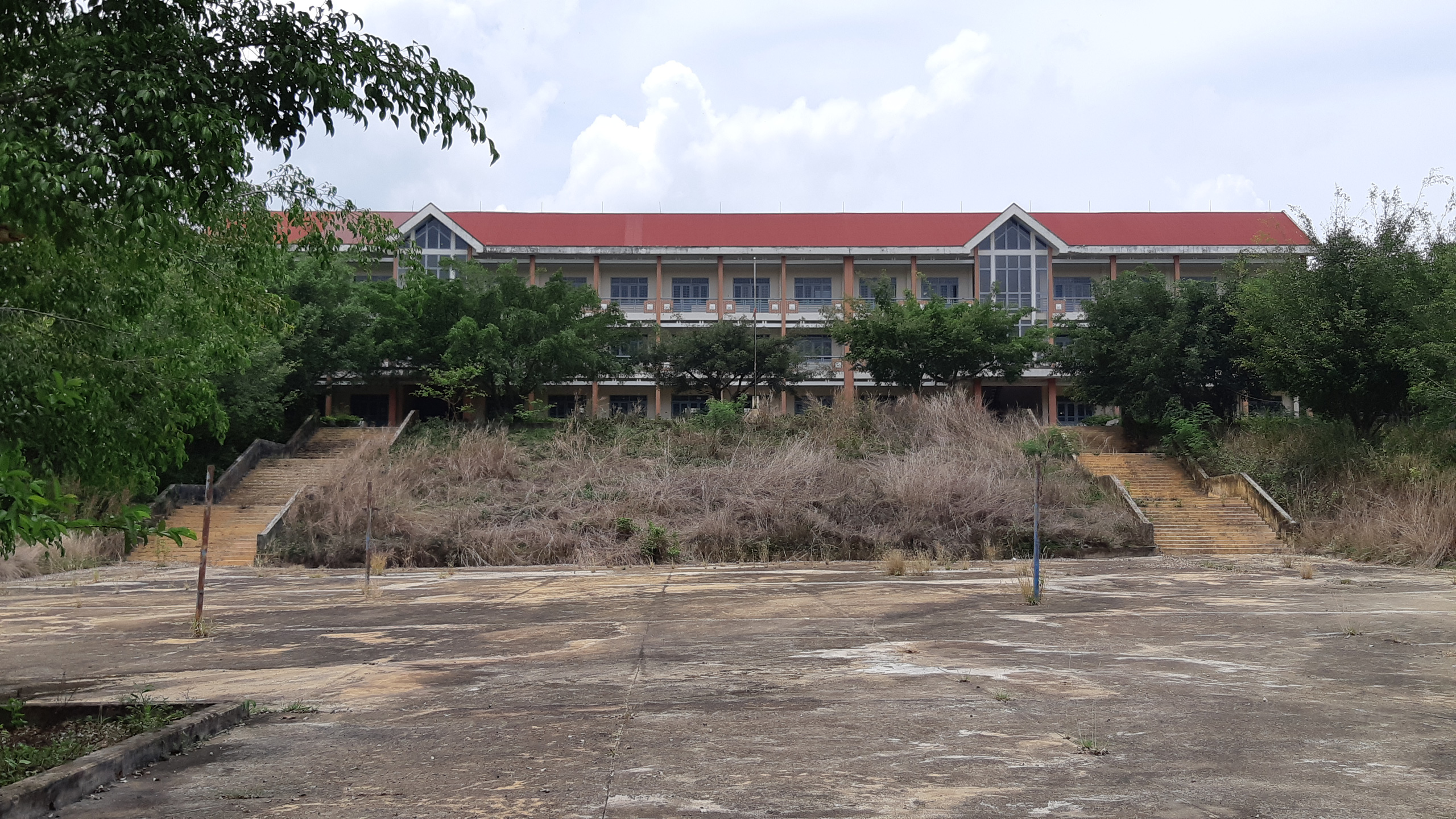 Trường cấp 3 khang trang bị bỏ hoang ở tỉnh ngh&egrave;o - Ảnh 5.