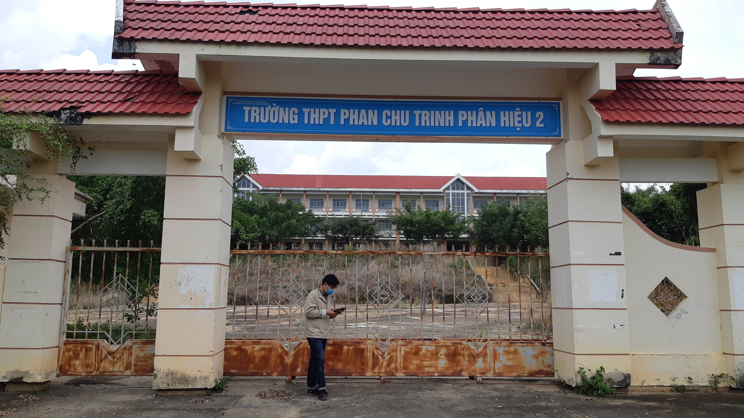 Trường cấp 3 khang trang bị bỏ hoang ở tỉnh ngh&egrave;o - Ảnh 1.