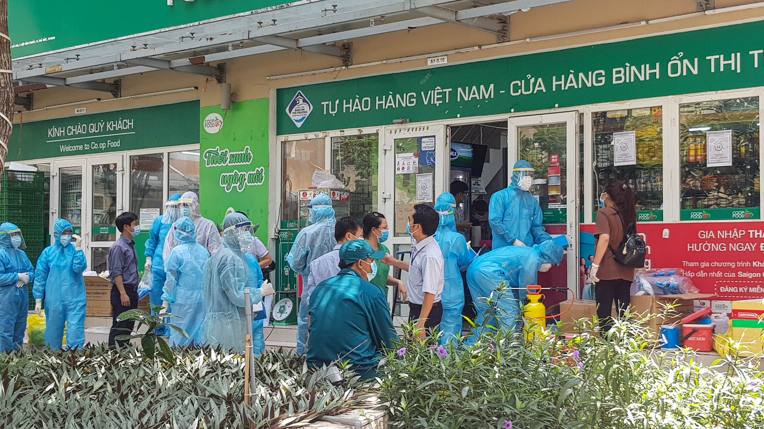 Toàn cảnh 6.000 cư dân chung cư Sunview Town lấy mẫu xét nghiệm Covid-19 - Ảnh 3.