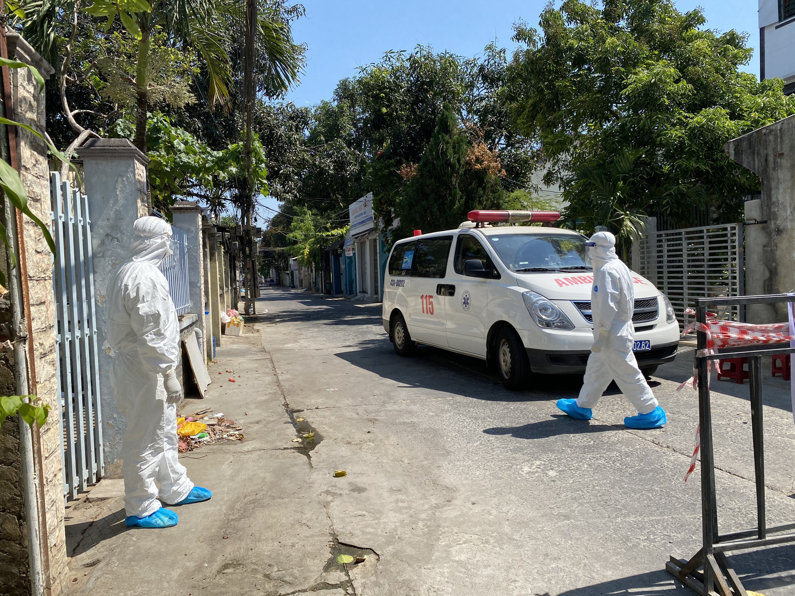 Đà Nẵng: Phong tỏa một ngân hàng, tìm người từng đến giao dịch vì ca dương tính với SARS-CoV