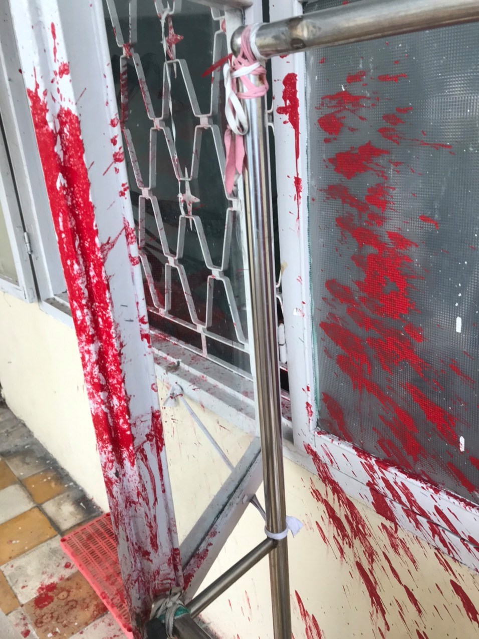 CLIP: Nam thanh niên ngang nhiên tạt sơn vào cửa sổ rồi bung chạy - Ảnh 2.