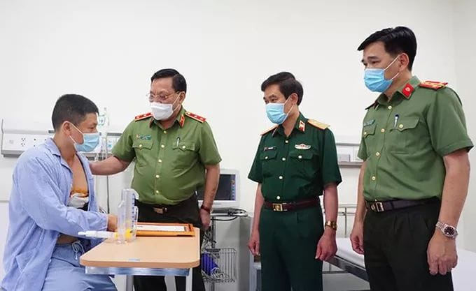 Bộ C&ocirc;ng an khen t&agrave;i xế taxi dũng cảm khống chế tội phạm đặc biệt nguy hiểm - Ảnh 1.