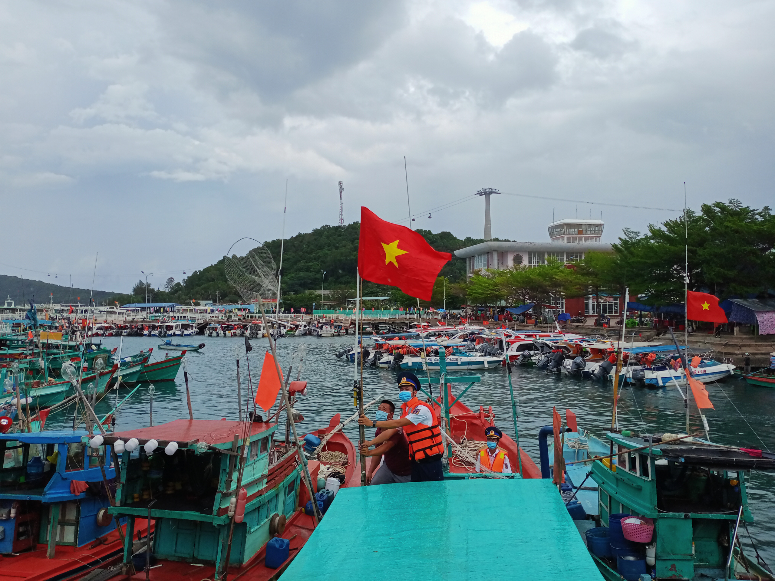 Th&ecirc;m 1.000 l&aacute; cờ Tổ quốc đến với ngư d&acirc;n Ph&uacute; Quốc - Ảnh 8.