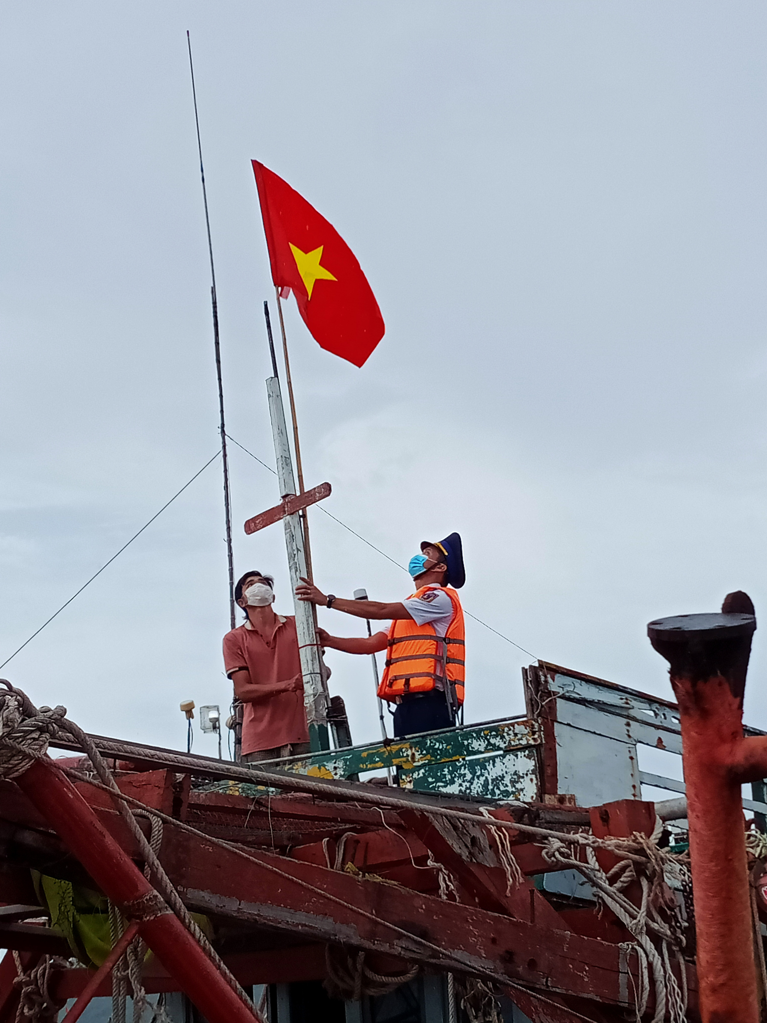 Th&ecirc;m 1.000 l&aacute; cờ Tổ quốc đến với ngư d&acirc;n Ph&uacute; Quốc - Ảnh 9.