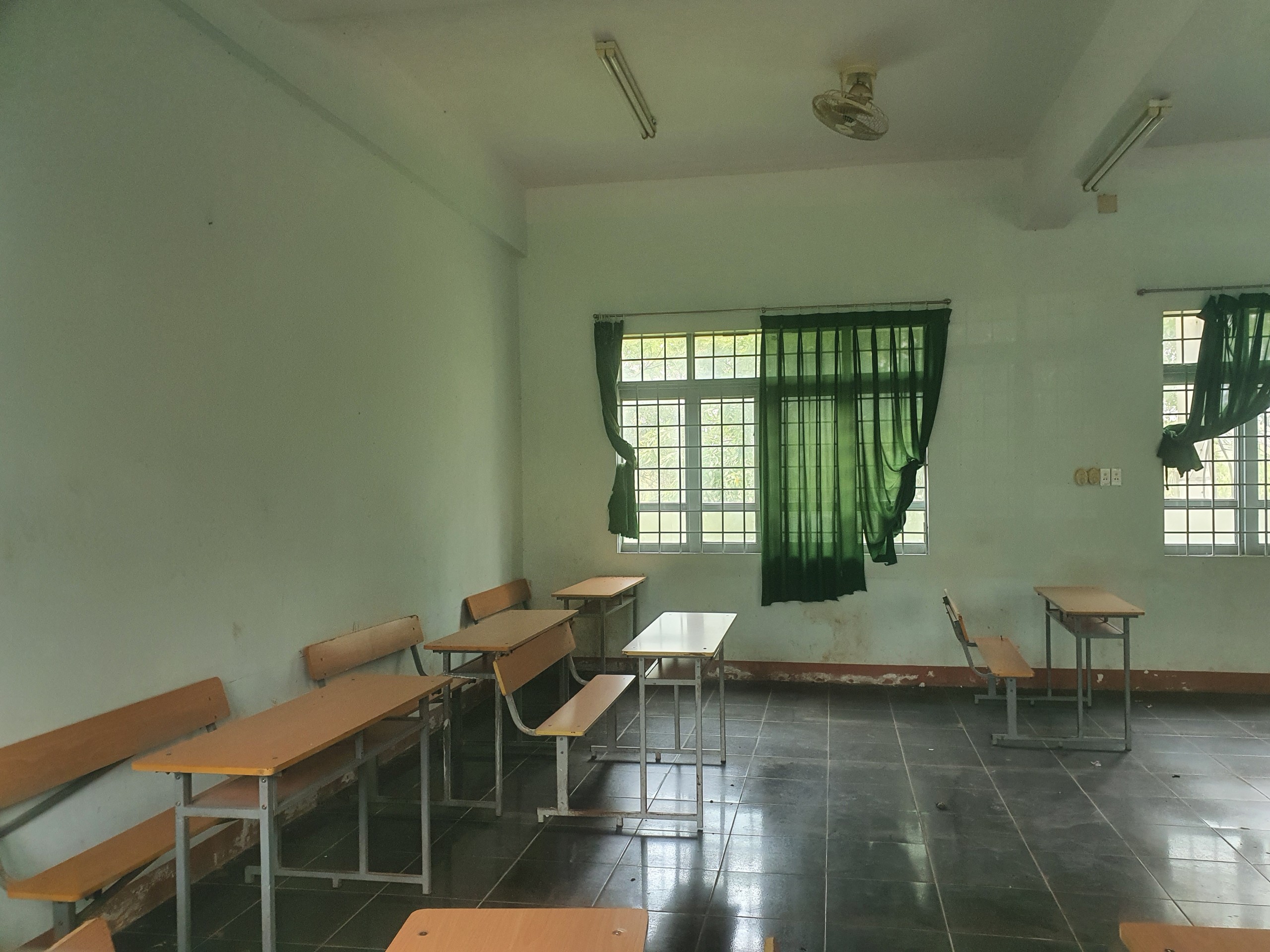 Trường cấp 3 khang trang bị bỏ hoang ở tỉnh ngh&egrave;o - Ảnh 4.
