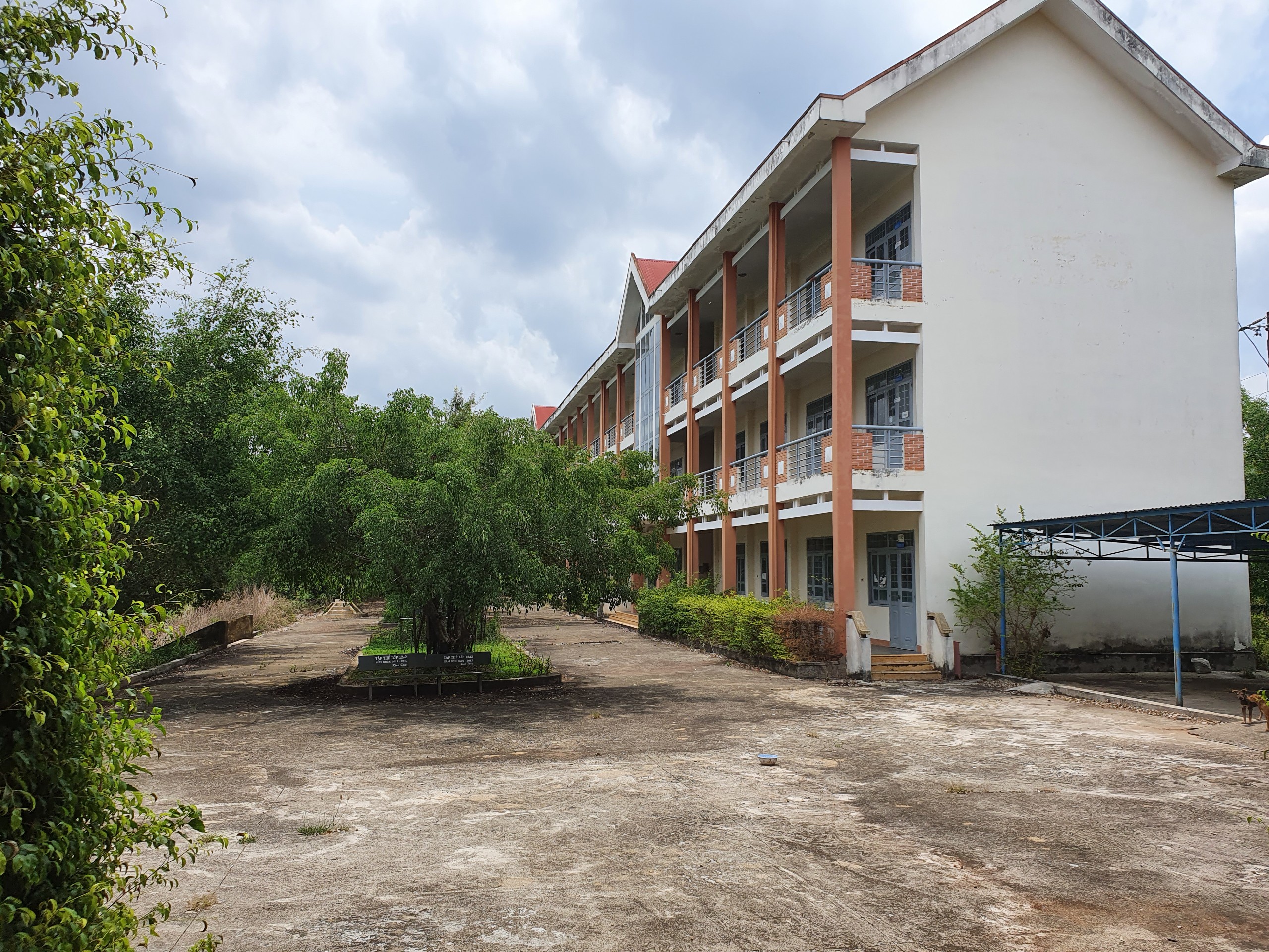 Trường cấp 3 khang trang bị bỏ hoang ở tỉnh nghèo