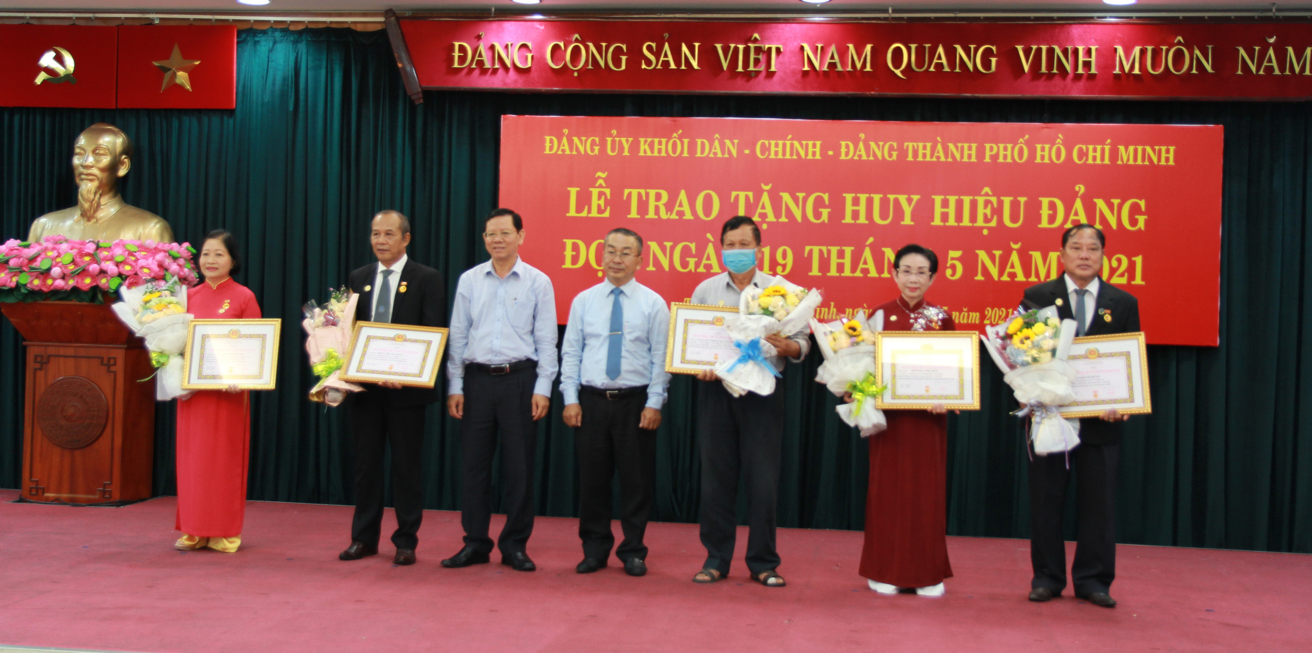 TP HCM trao Huy hiệu Đảng cho 14 đảng viên