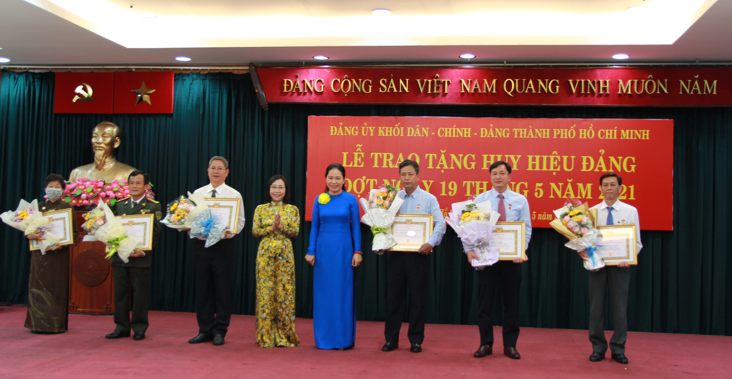 TP HCM trao Huy hiệu Đảng cho 14 đảng viên - Ảnh 4.
