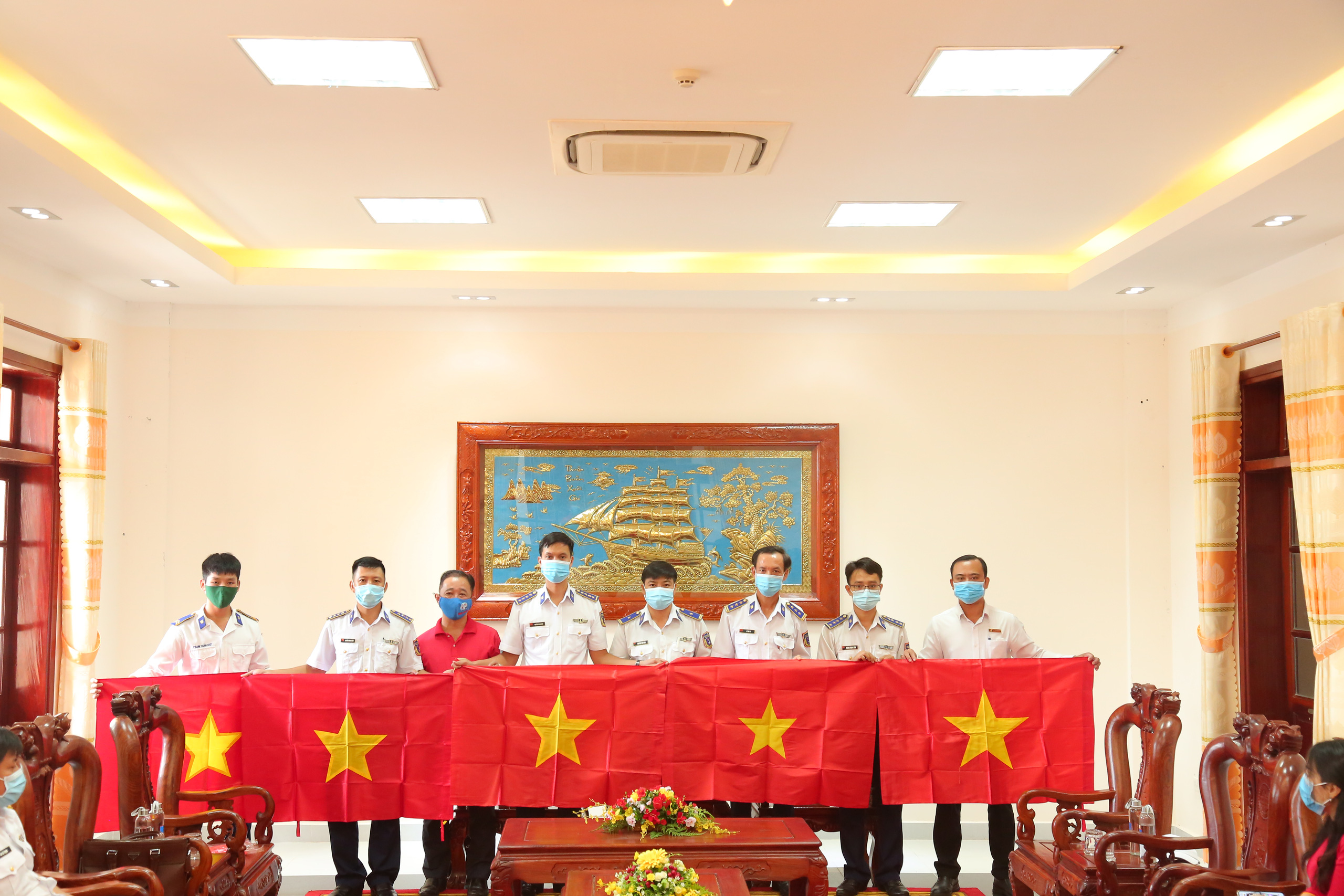 Th&ecirc;m 1.000 l&aacute; cờ Tổ quốc đến với ngư d&acirc;n Ph&uacute; Quốc - Ảnh 3.