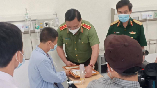 Gi&aacute;m đốc C&ocirc;ng an H&agrave; Nội thăm, tặng bằng khen t&agrave;i xế taxi khống chế kẻ bị truy n&atilde; - Ảnh 1.