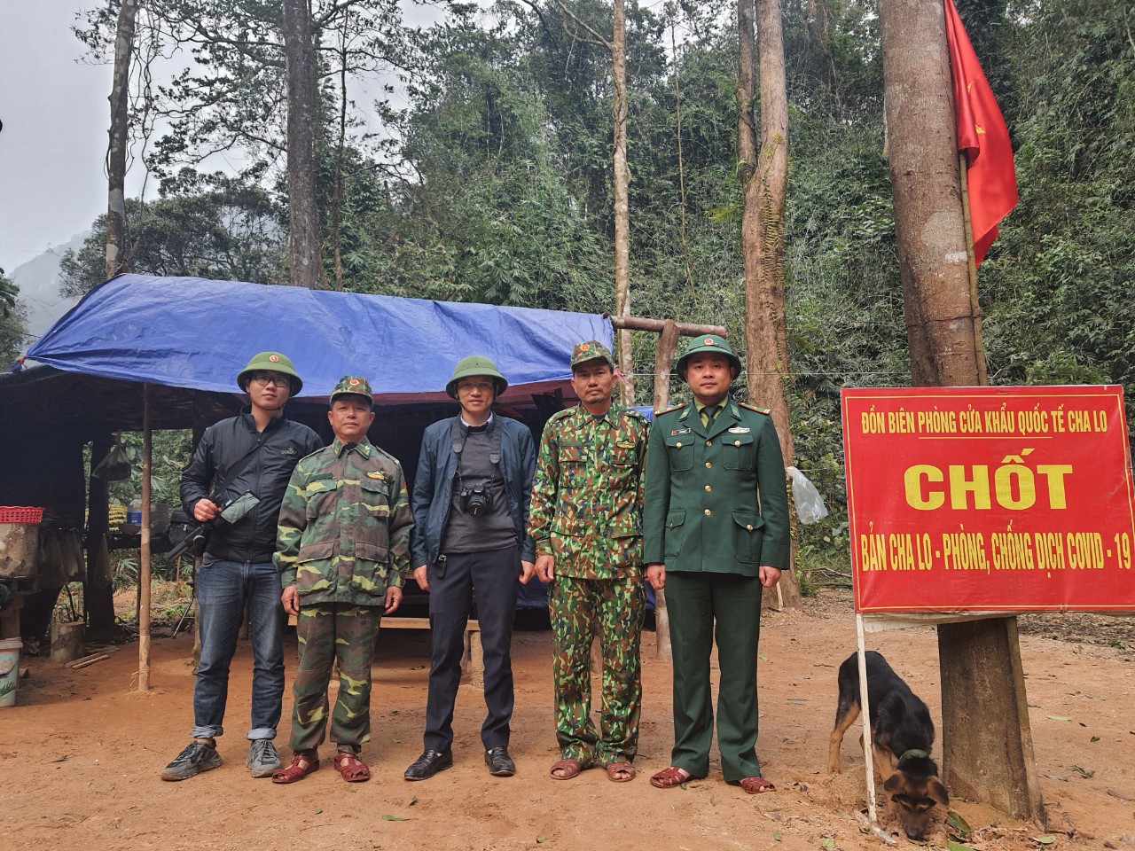 Cắm chốt c&ugrave;ng l&iacute;nh bi&ecirc;n ph&ograve;ng: Nơi nắng như nung, gi&oacute; như rang - Ảnh 4.