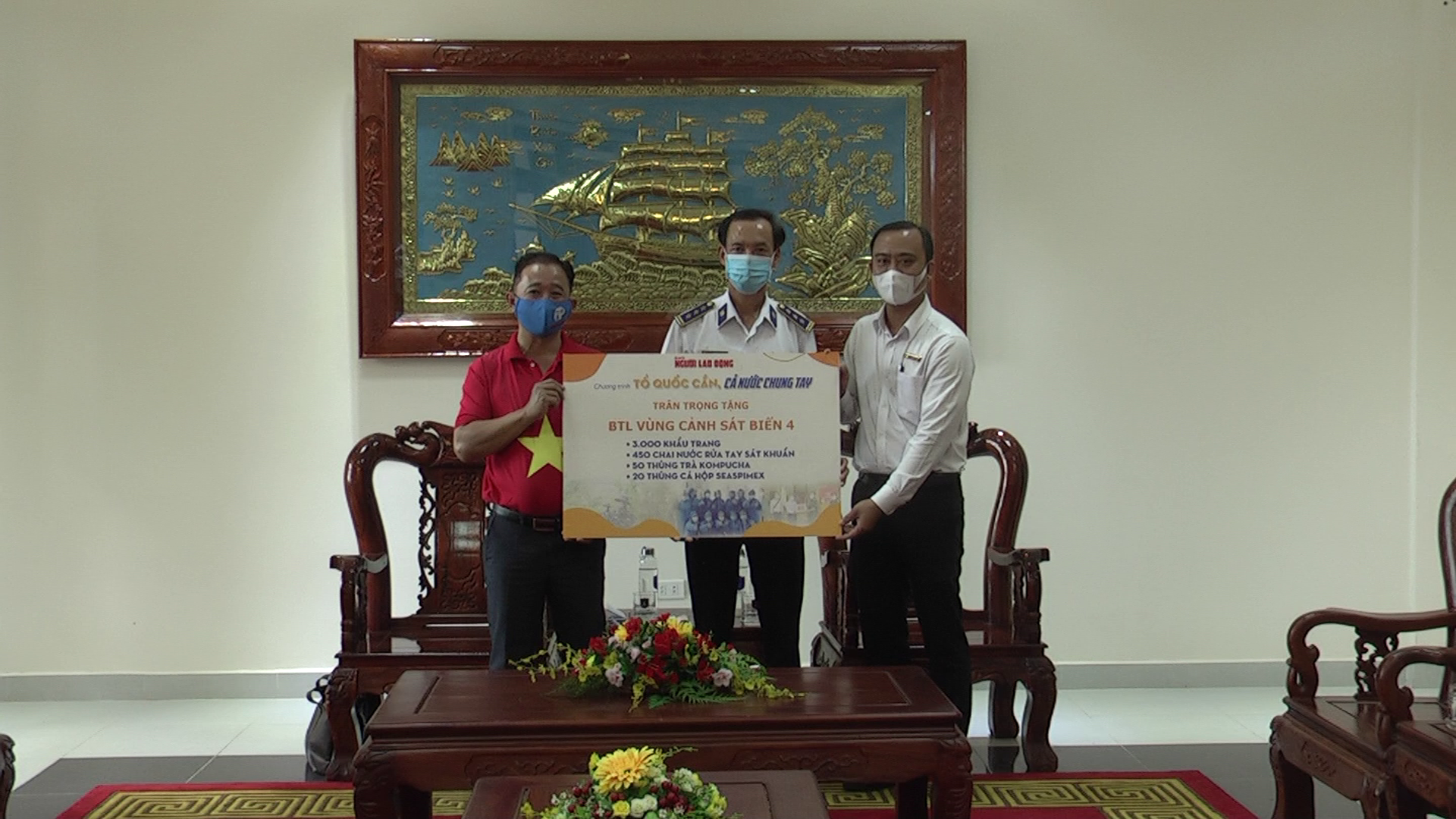 Th&ecirc;m 1.000 l&aacute; cờ Tổ quốc đến với ngư d&acirc;n Ph&uacute; Quốc - Ảnh 2.