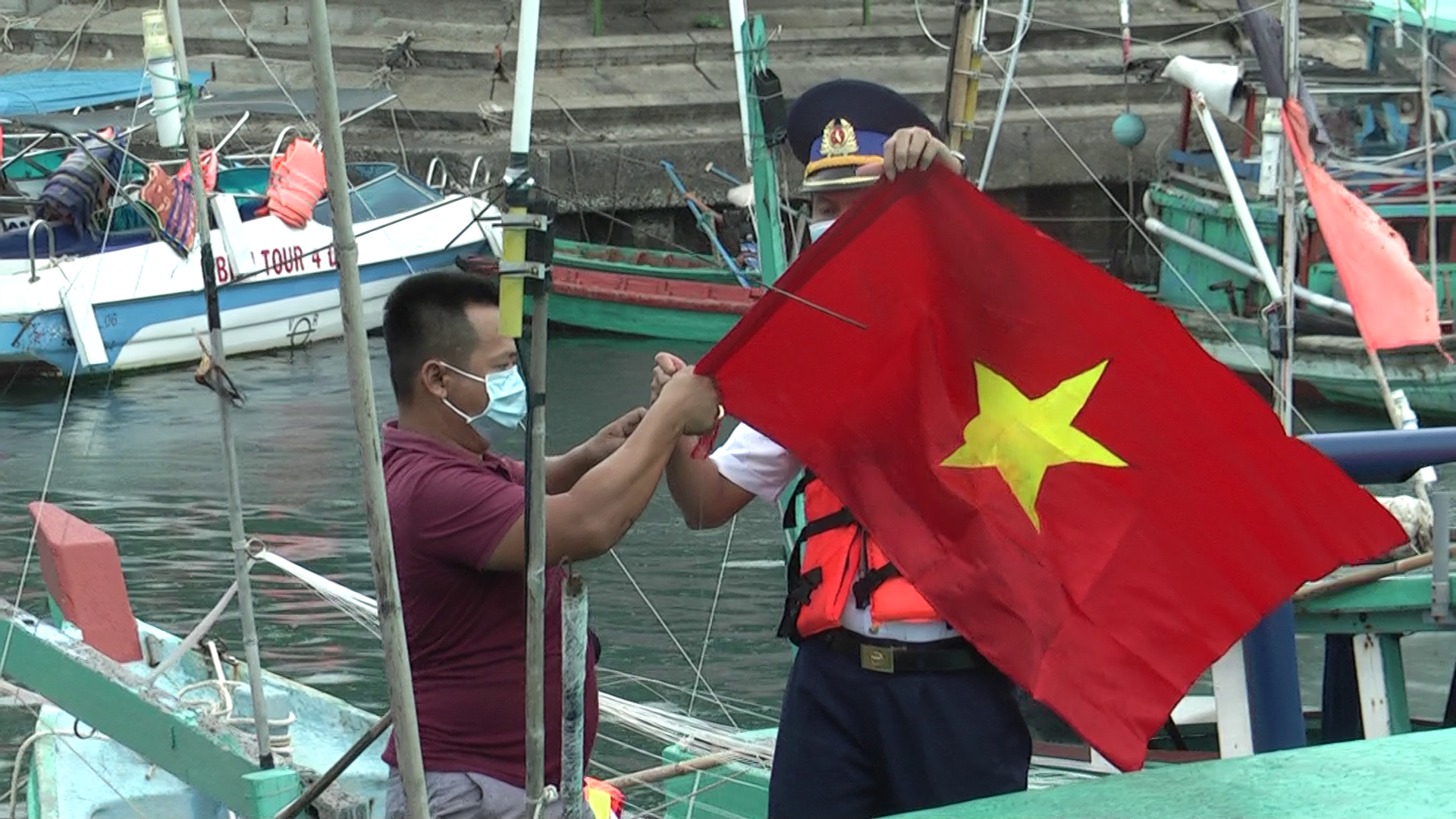 Th&ecirc;m 1.000 l&aacute; cờ Tổ quốc đến với ngư d&acirc;n Ph&uacute; Quốc - Ảnh 6.