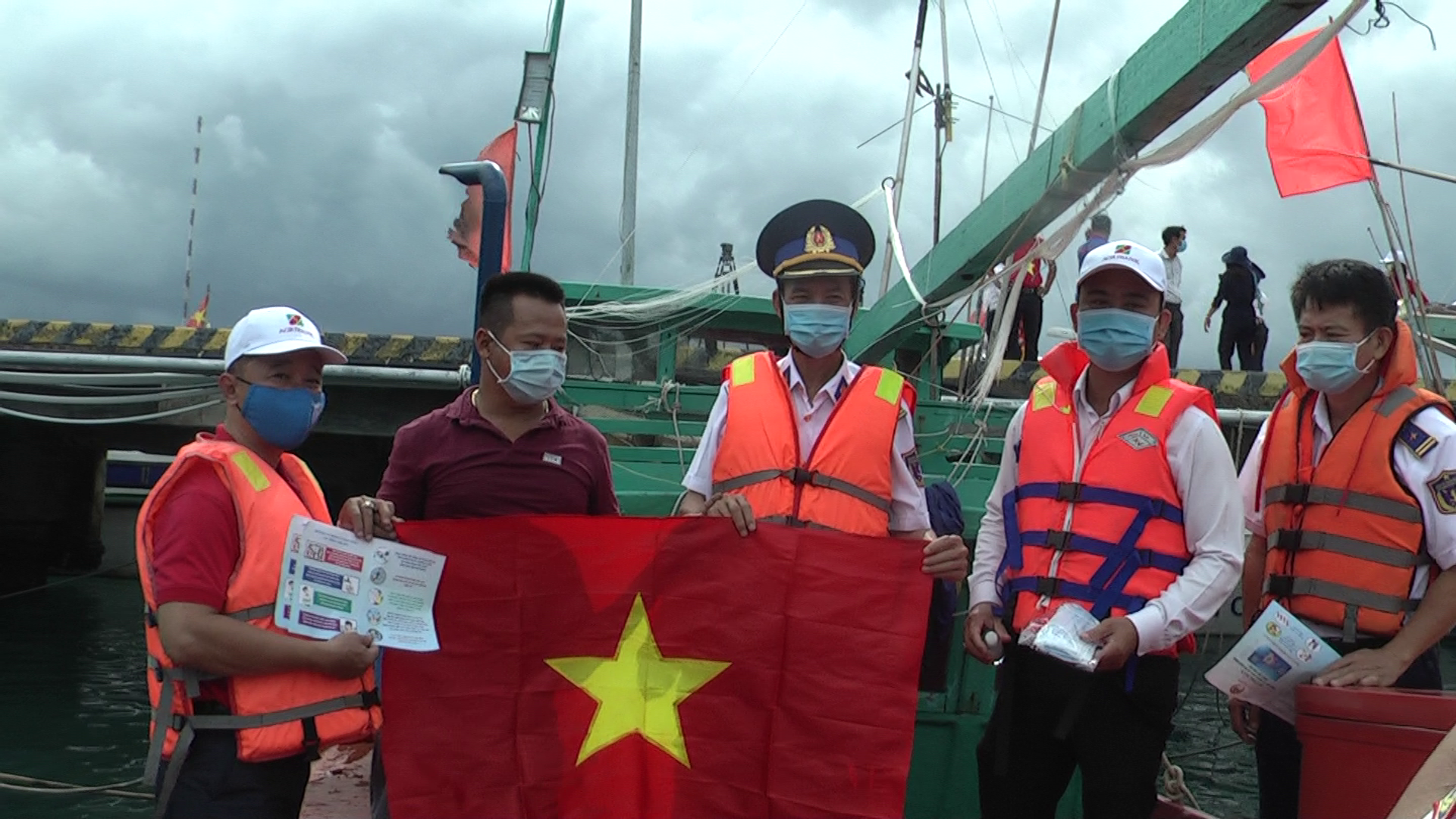 Th&ecirc;m 1.000 l&aacute; cờ Tổ quốc đến với ngư d&acirc;n Ph&uacute; Quốc - Ảnh 7.