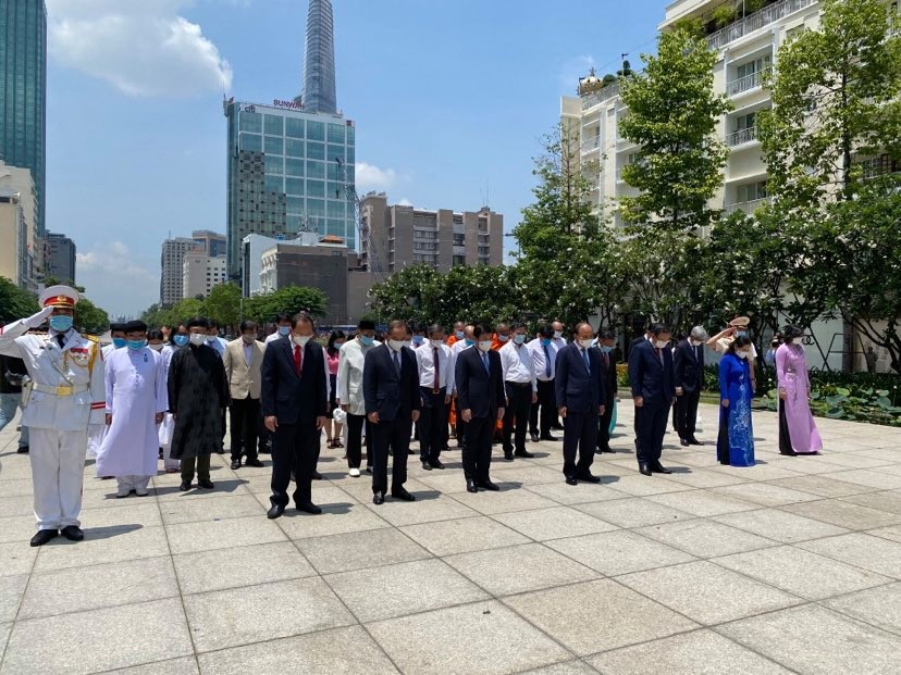 Chủ tịch nước c&ugrave;ng l&atilde;nh đạo TP HCM d&acirc;ng hoa, d&acirc;ng hương Chủ tịch Hồ Ch&iacute; Minh - Ảnh 3.