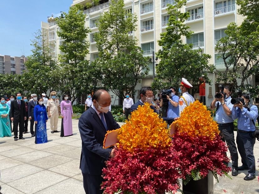 Chủ tịch nước c&ugrave;ng l&atilde;nh đạo TP HCM d&acirc;ng hoa, d&acirc;ng hương Chủ tịch Hồ Ch&iacute; Minh - Ảnh 4.